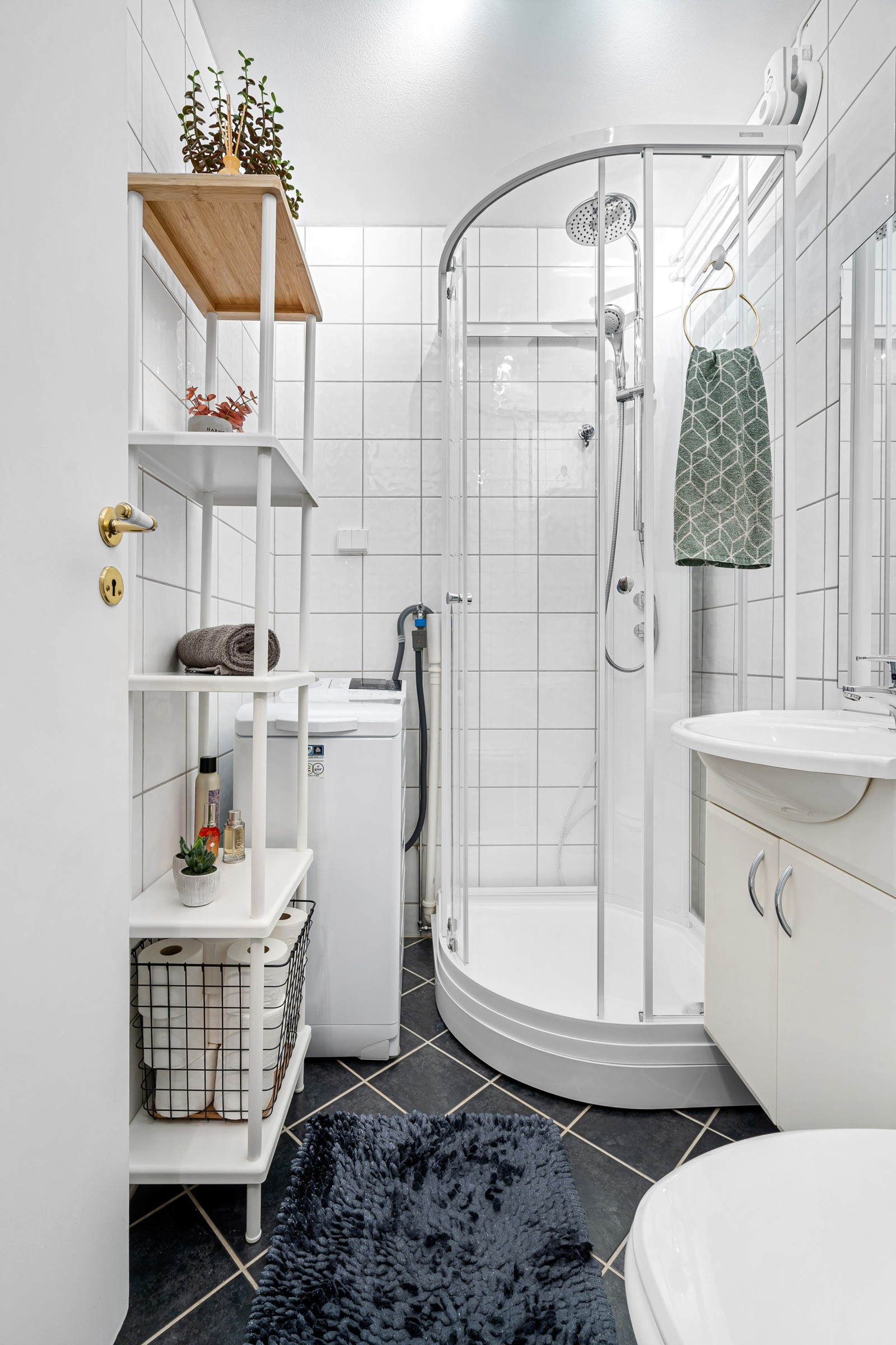 På badet har du plass til dusjkabinett og vaskemaskin.