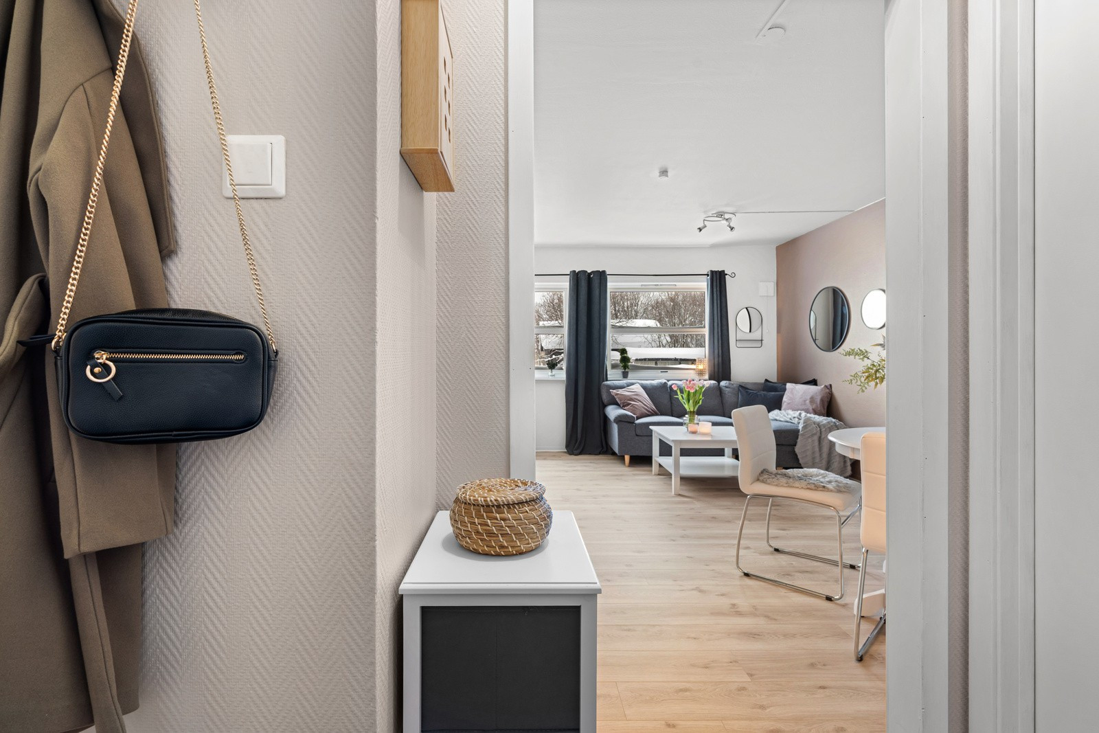 I gangen har du plass til å etablere praktiske oppbevaringsløsninger for yttertøyet!
