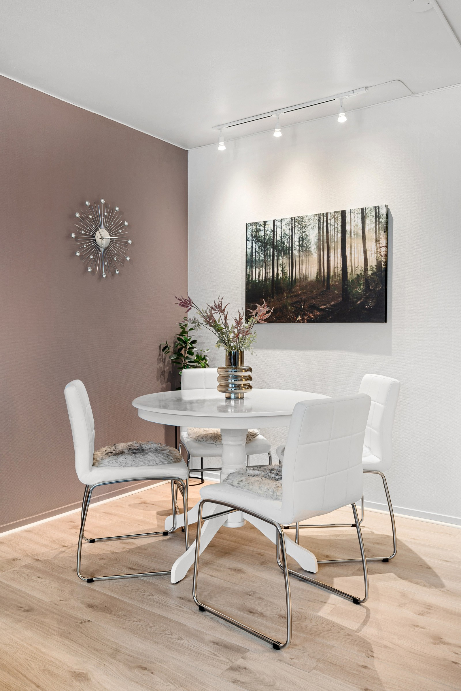 Leiligheten fremstår tiltalende med moderne og delikate fargevalg.
