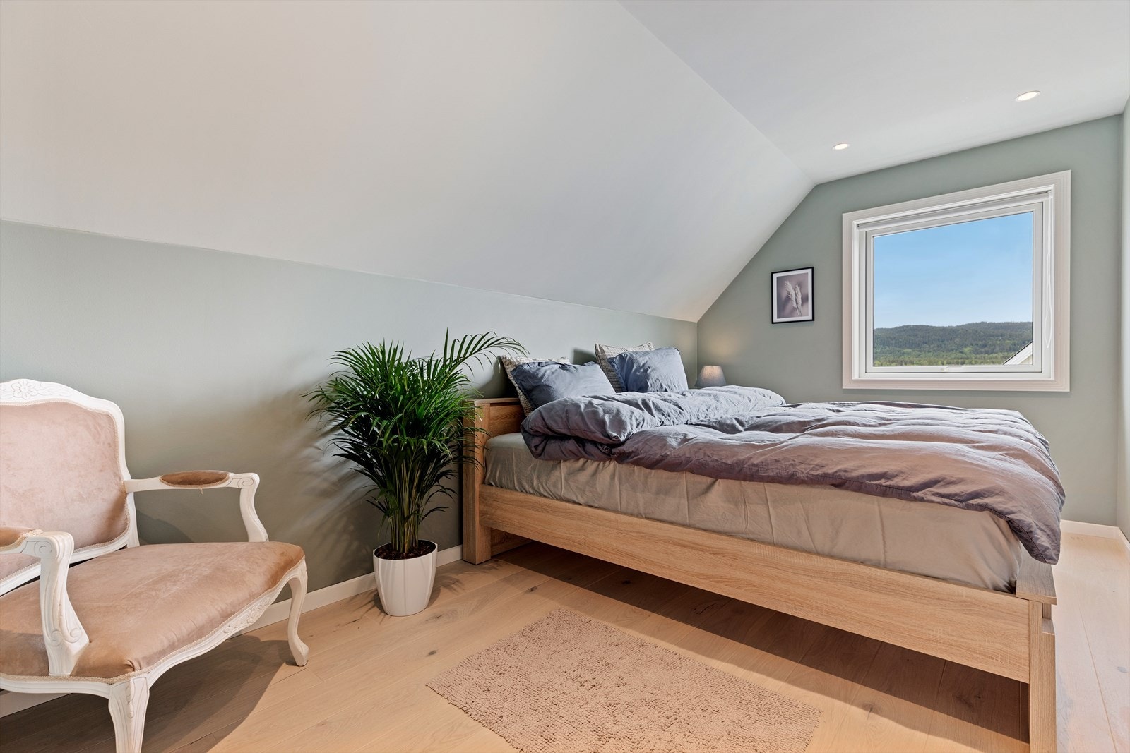 Soverom 3. Fra dette rommet er det tilgang til loft med oppbevaringsmuligheter. Galleribilde