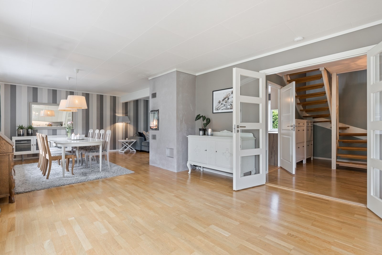 En tofløyet dør fører inn i den flotte og romslige stuen Galleribilde