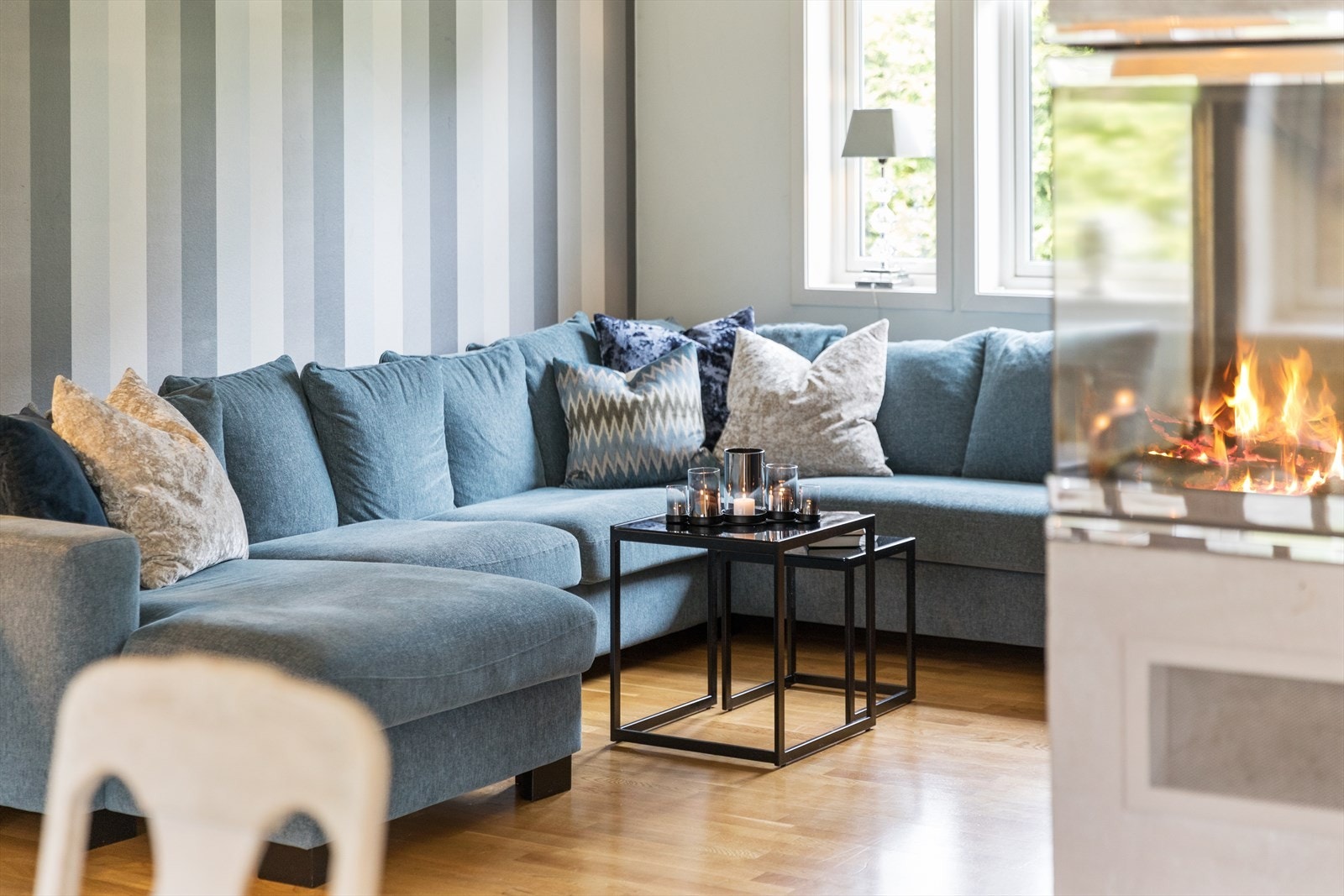 Rommet har gråmalte vegger og stilig tapet på langveggen. Spileveggen gir boligen ett moderne preg. Galleribilde