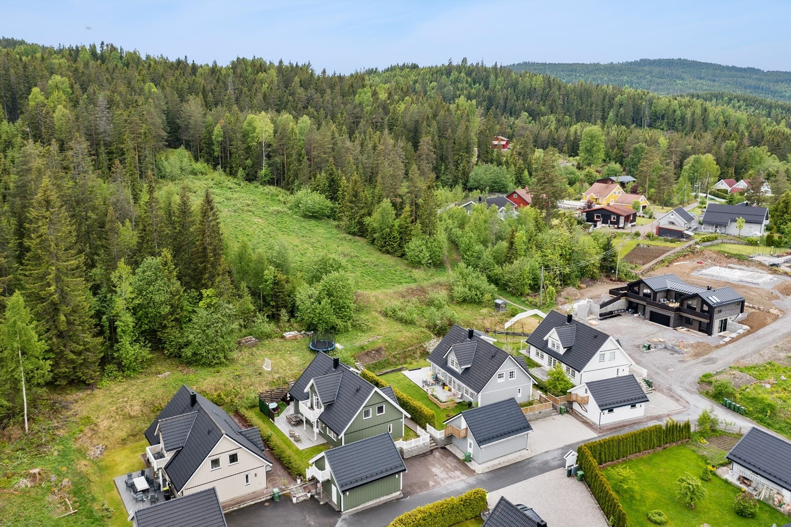 Området er etablert og barnevennlig. Om vinteren er det akebakke her! I tillegg er det kort vei til turmuligheter sommer som vinter. Preparerte løyper i gangavstand fra boligen. Galleribilde