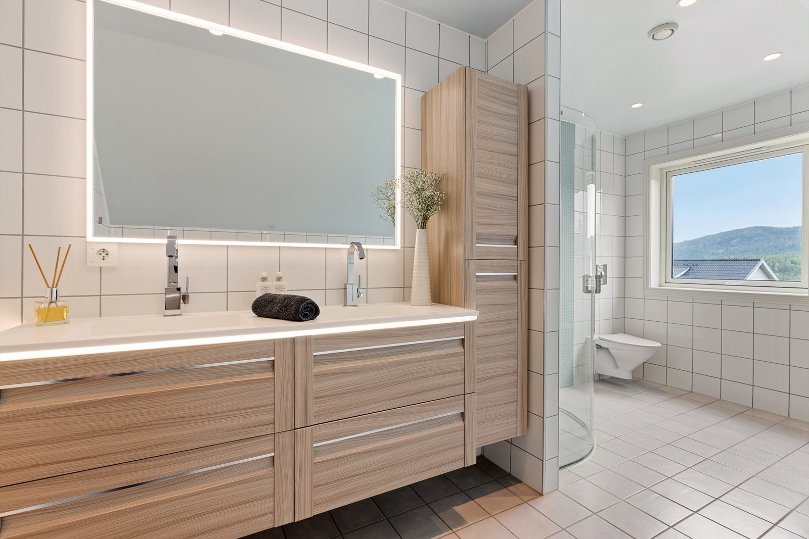 Badet i andre etasje har delikat helfliset baderom med varmekabler. Galleribilde