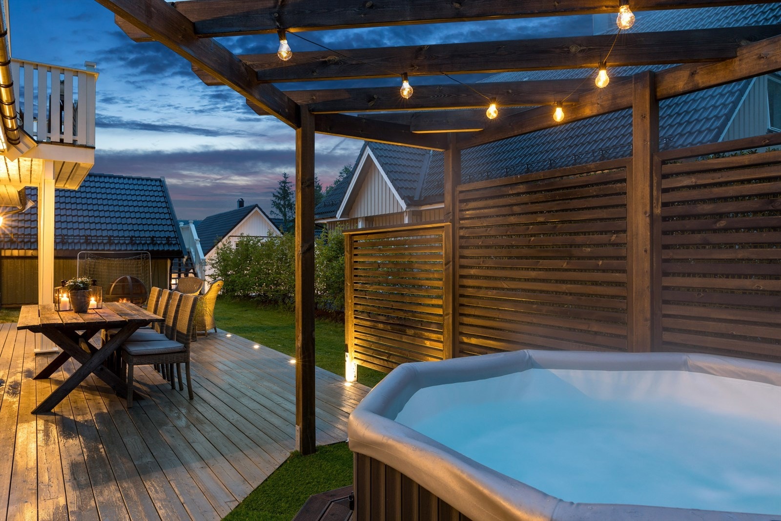 I et hjørne er det satt opp en pergola og jacuzzi. Galleribilde