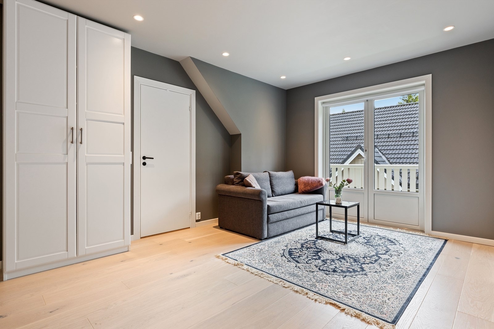 Stuen har utgang til en balkong på ca. 4,5 kvm. Galleribilde