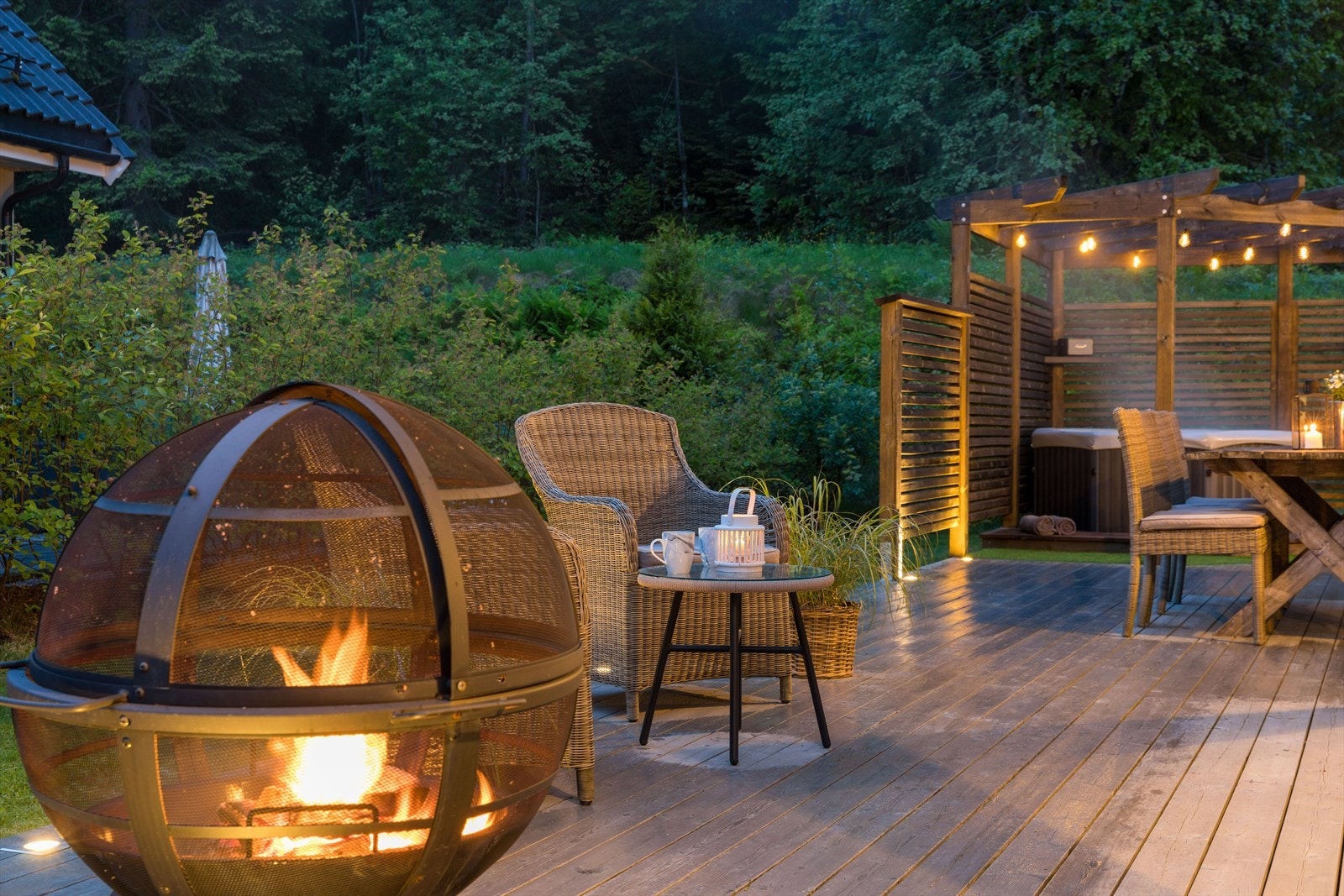 Markterrasse på hele 86 kvm. som strekker seg rundt mesteparten av boligen! Galleribilde