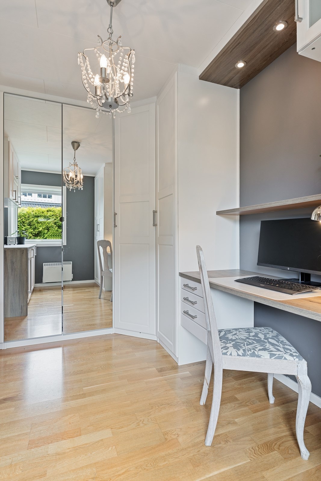 Soverommet som ligger i første etasje er innredet som kontor. Her er det godt med både skapplass. Galleribilde