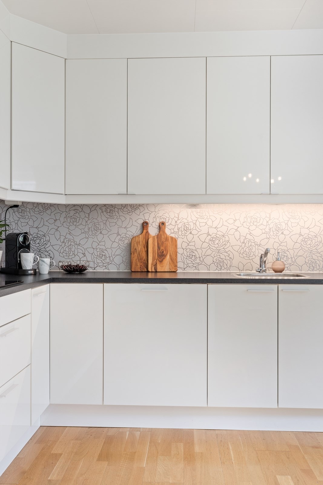 Kjøkkenet har hvit takhøy innredning. Galleribilde