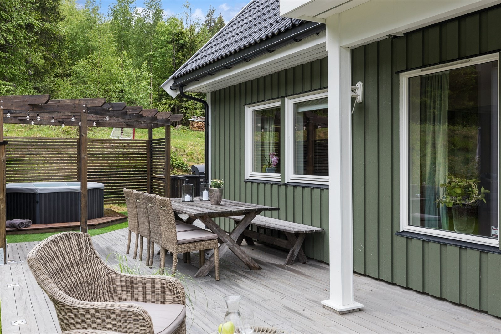 Terrassen strekker seg rundt hele boligen og sikrer gode solforhold fra morgen til kveld om sommeren. Galleribilde