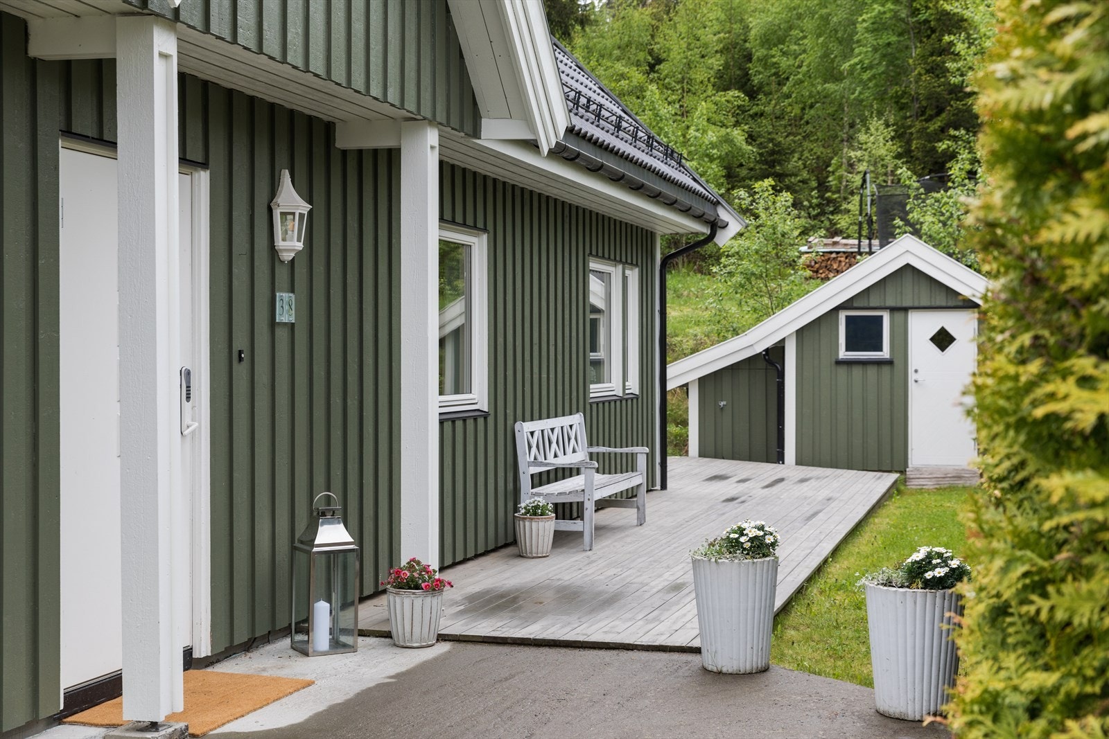 Fint opparbeidet inngangsparti. Velkommen inn! Galleribilde