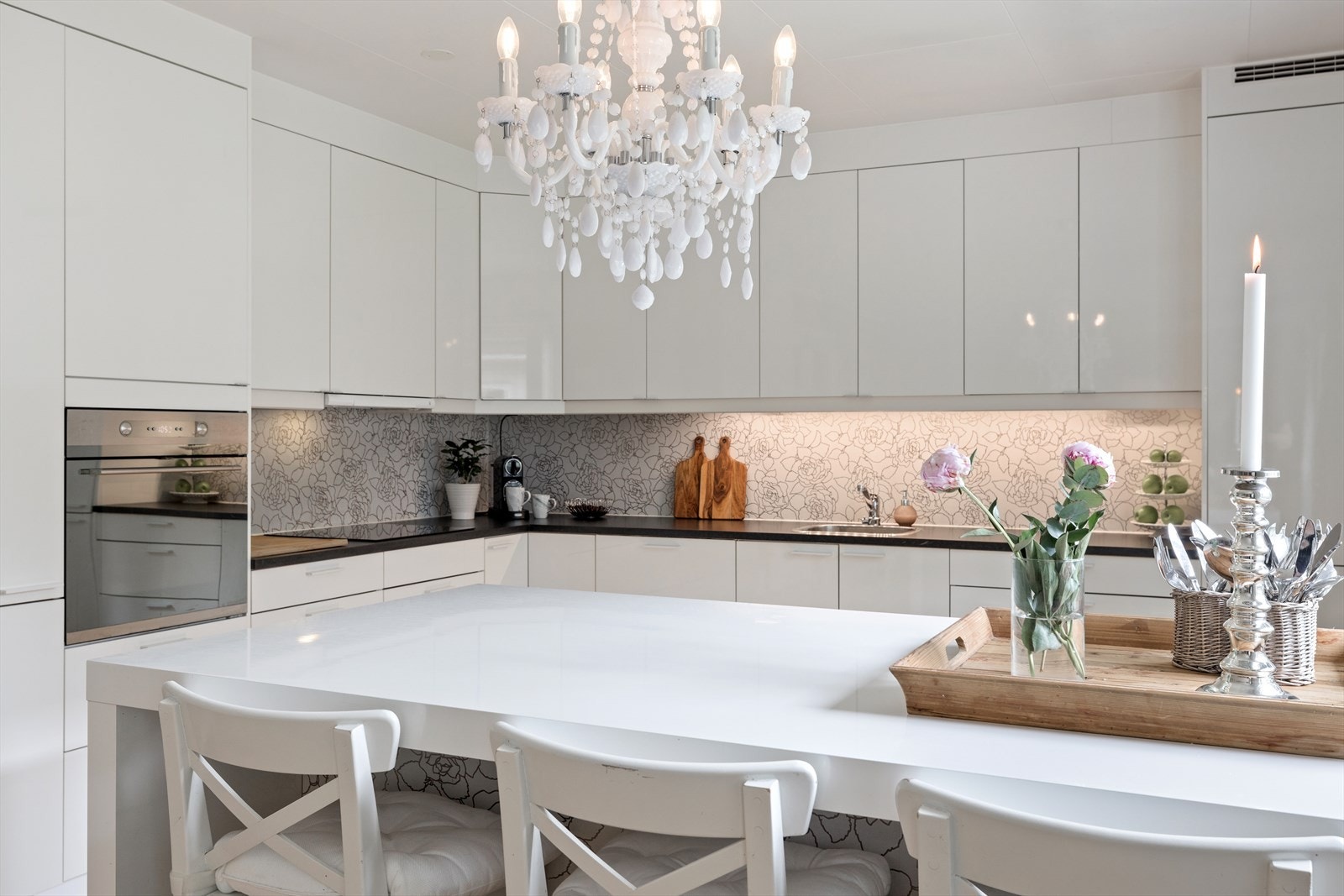 Det er integrerte hvitevarer som kjøl/fryseskap, oppvaskmaskin, komfyr og induksjonstopp. Galleribilde