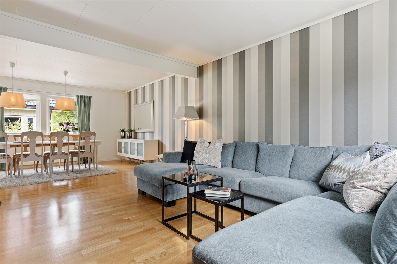 Den romslige stuen ligger i første etasje. Merk at boligens møblering på visning vil avvike fra slik den er på bildene. Galleribilde