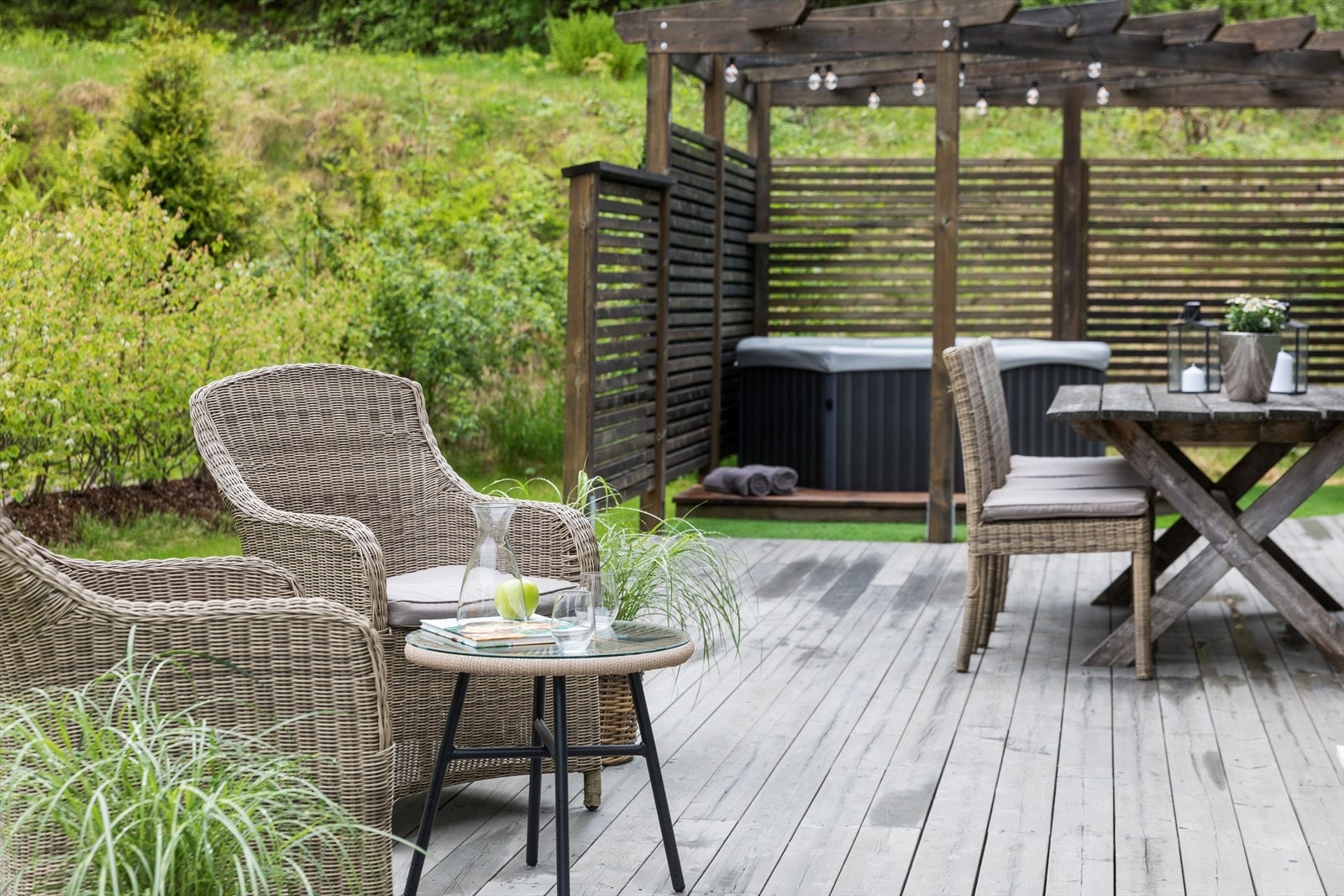 Terrassen er romslig og her kan man fint møblere i forskjellige soner. Galleribilde