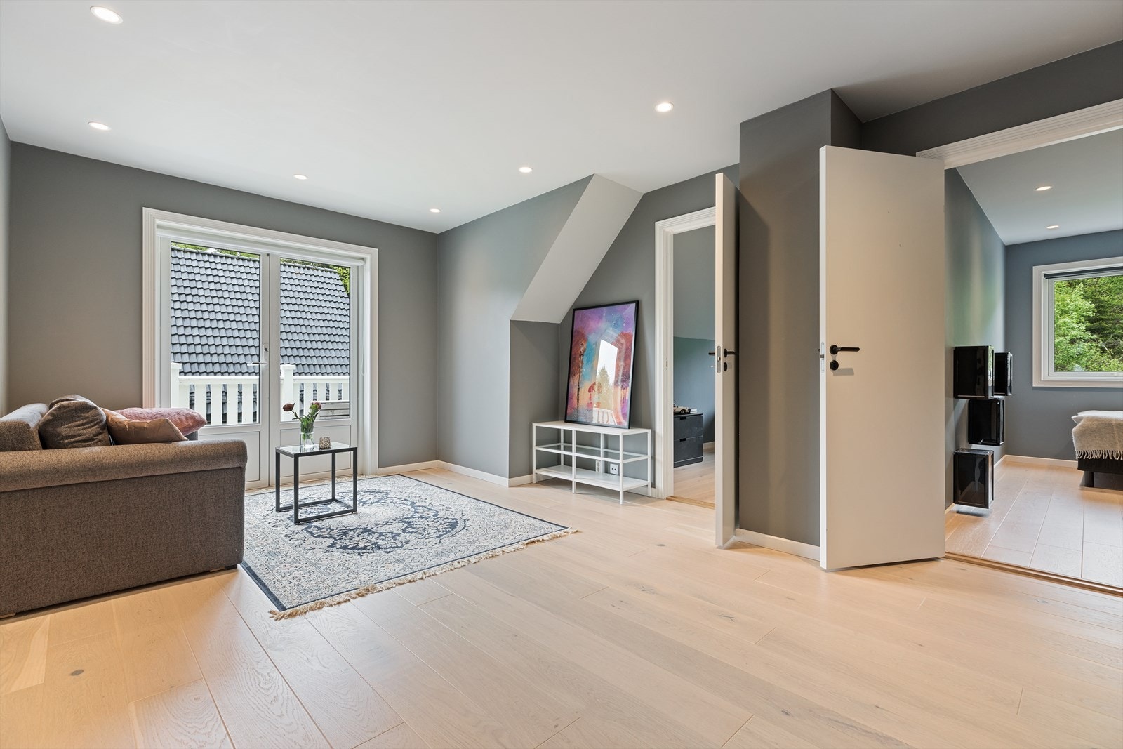 Stuen i andre etasje. Alle rom bortsett fra garderoberom har varmekabler i gulvet. Merk at boligens møblering på visning vil avvike fra slik den er på bildene. Galleribilde