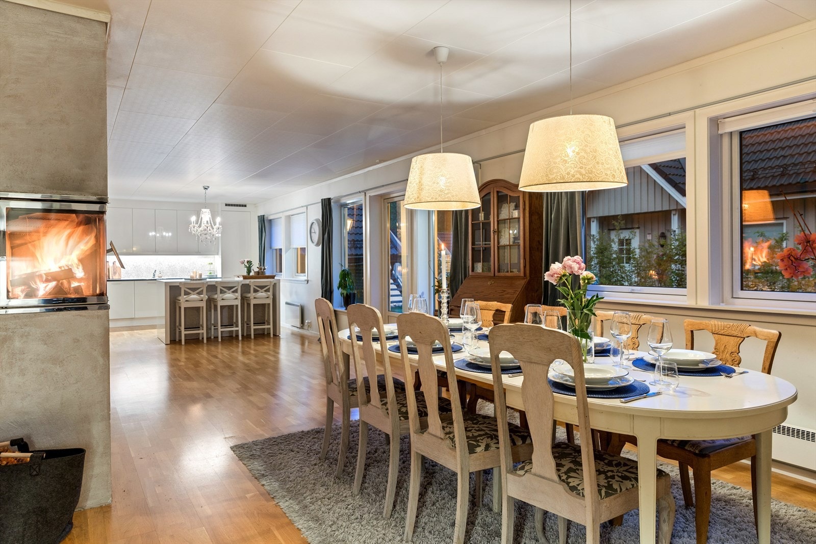 Stuen er et sosialt og åpent oppholdsrom. Det er en innmurt peisinnsats i pipeløpet som kan sees fra to sider. Gir god varme på kalde vinterdager. Galleribilde