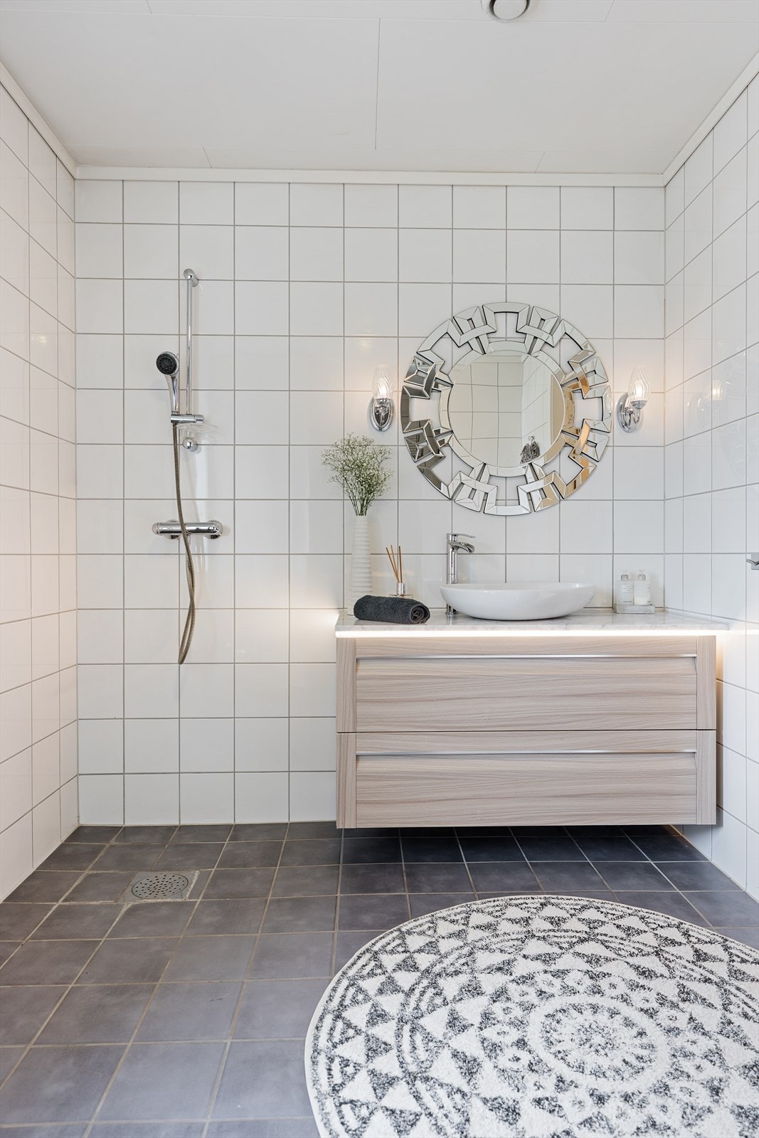 Badet i første etasje er kombinert bad og vaskerom. Galleribilde