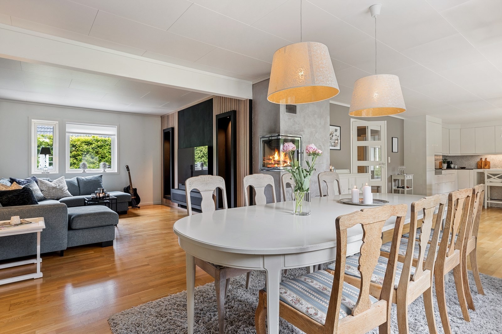 Stuens utforming gjør at man enkelt kan innredet i flere ulike soner. Galleribilde