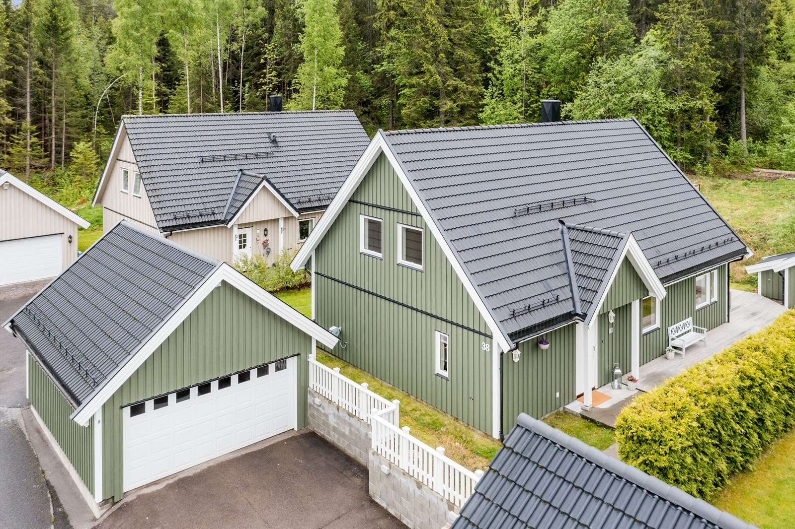 Parkering i dobbel garasje med lader for EL-bil. Garasjen har loft for ekstra lagring. Galleribilde