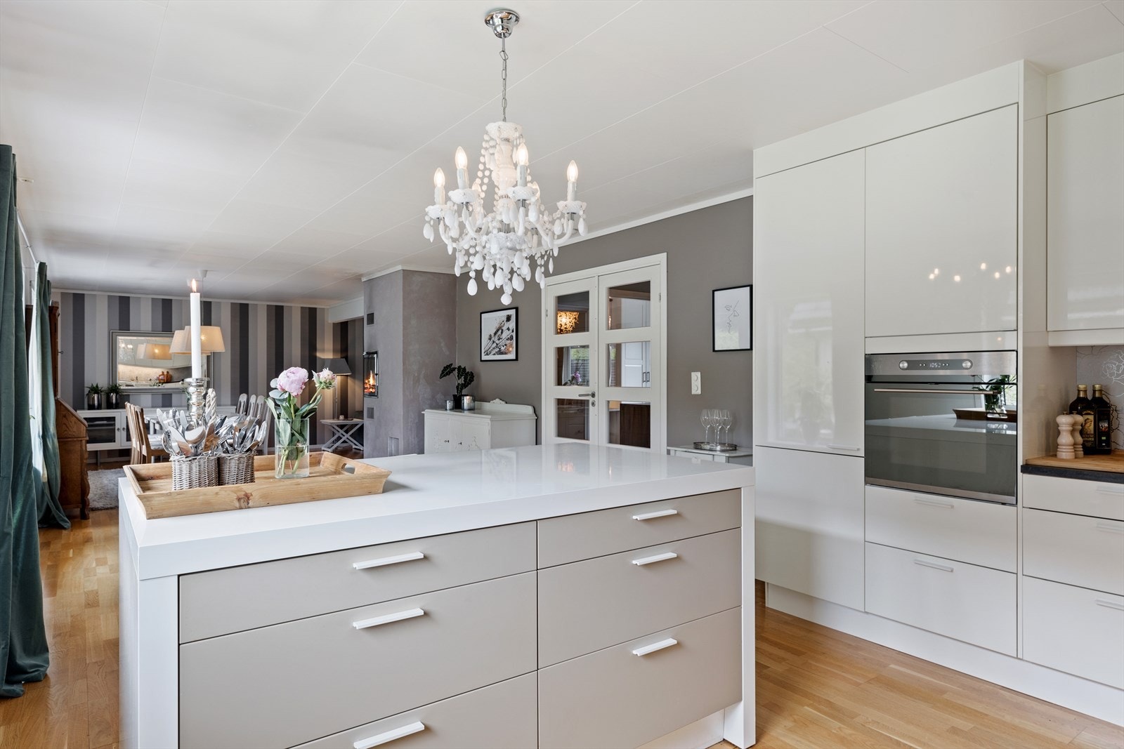 Kjøkkenøya har ekstra oppbevaringsplass på den ene siden og barkrakker på den andre. Galleribilde