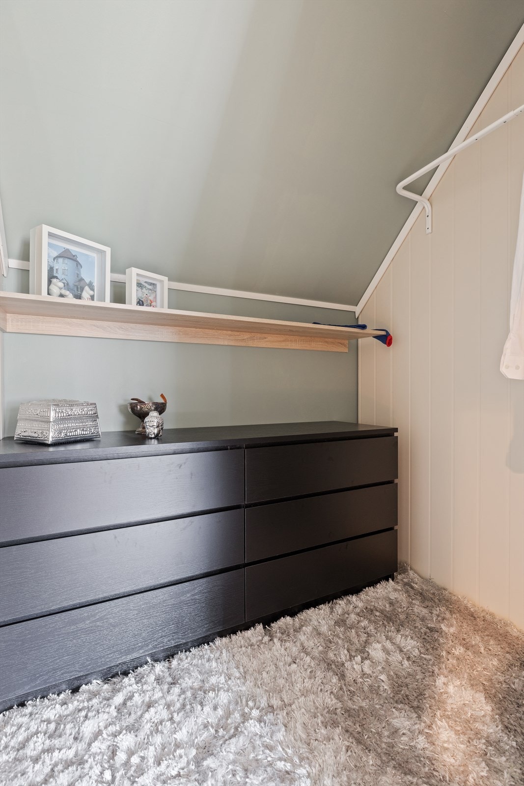 Garderoberommet i andre etasje er innredet med skuffer og hyller. Galleribilde