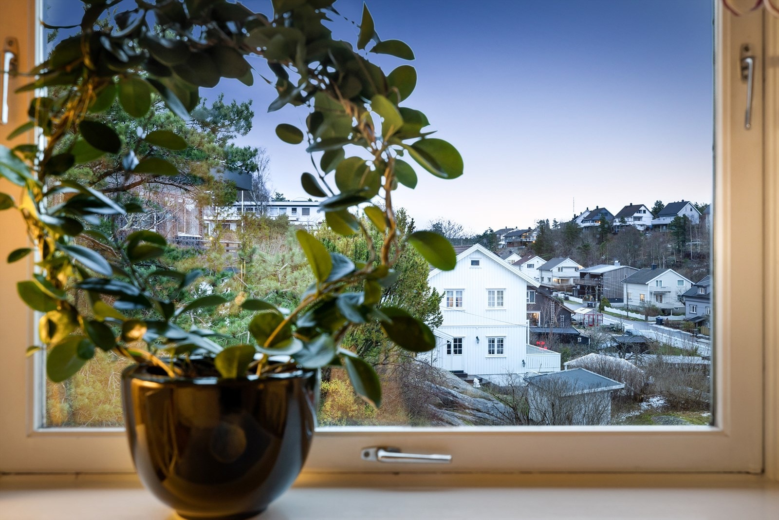 Boligen ligger høyt i terrenget og utsikten fra de ulike vinduene speiler det godt. Galleribilde