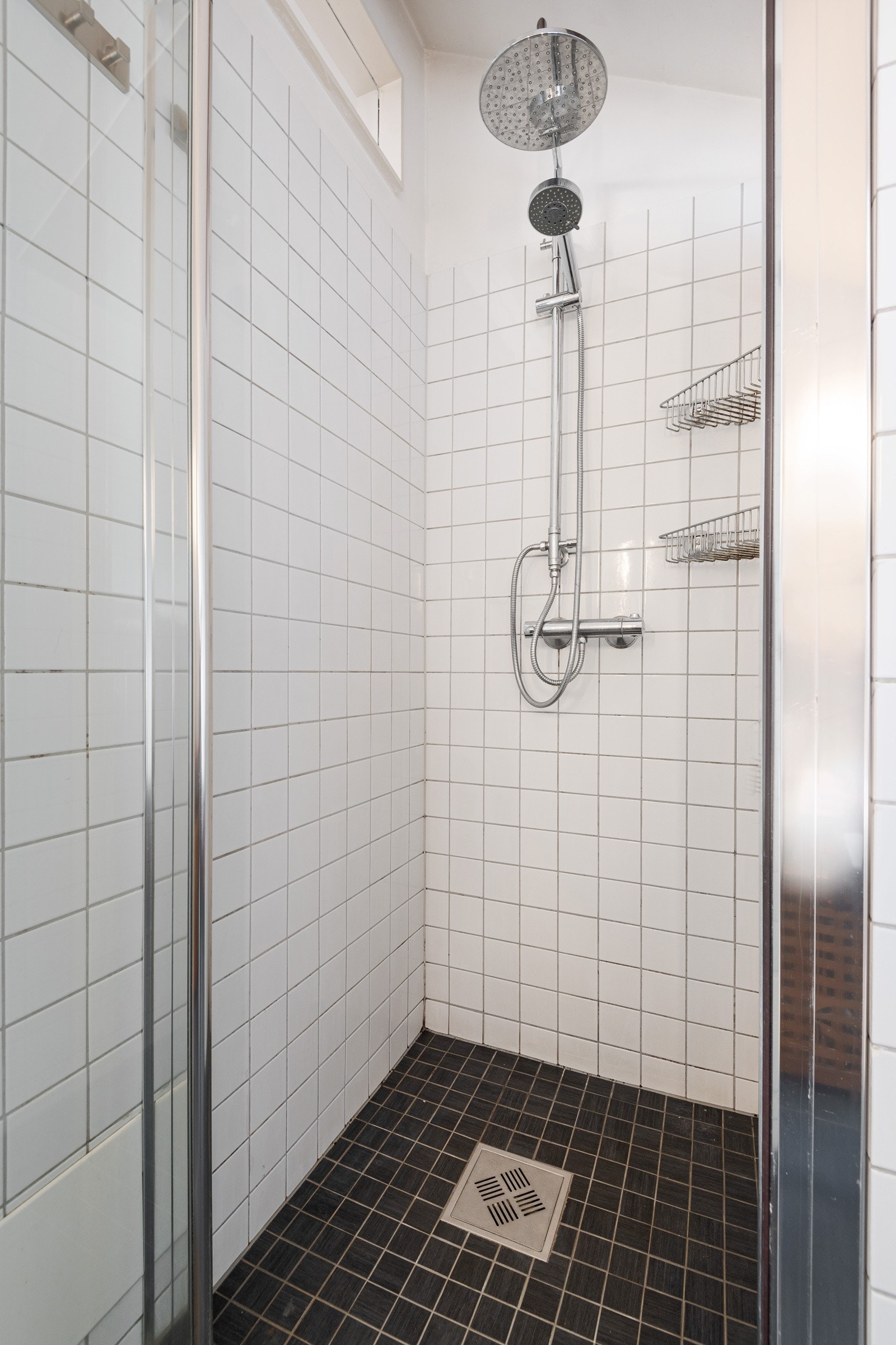 Det er satt inn både dusj og badekar! Galleribilde