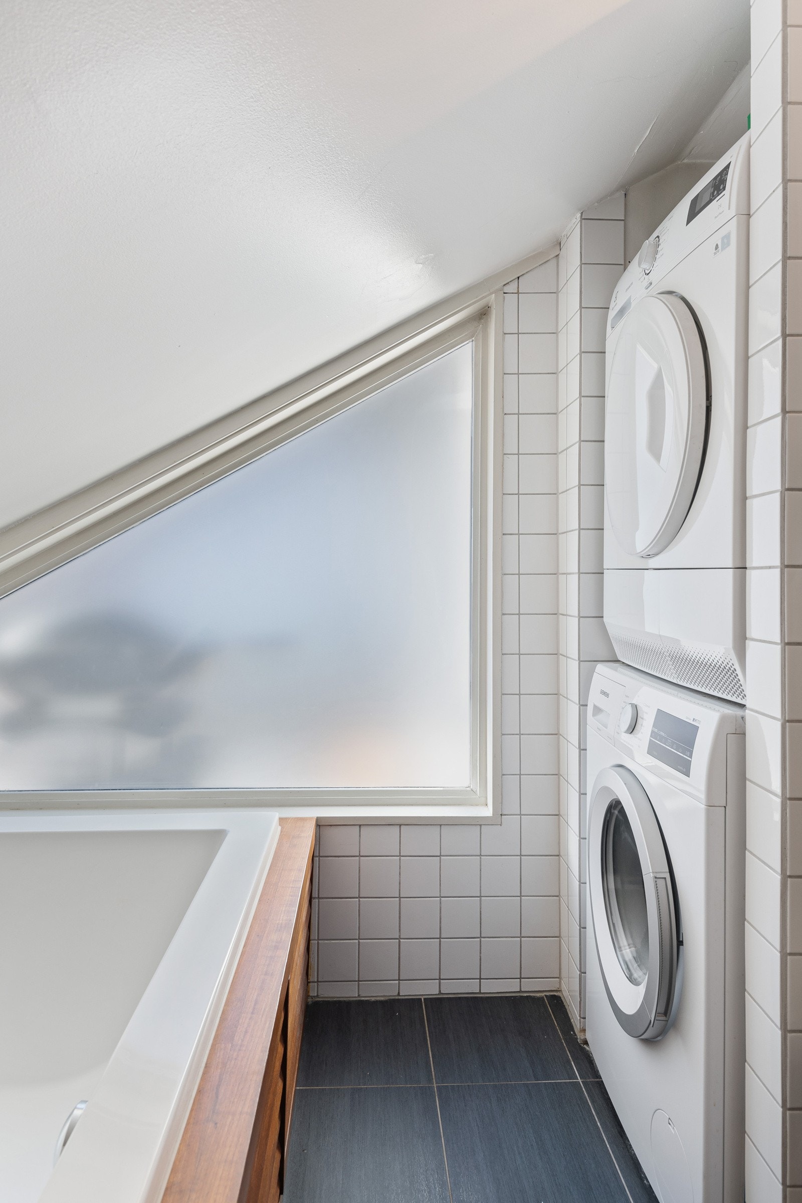 Med opplegg for både vaskemaskin og tørketrommel får du alt du trenger på baderommet. Galleribilde