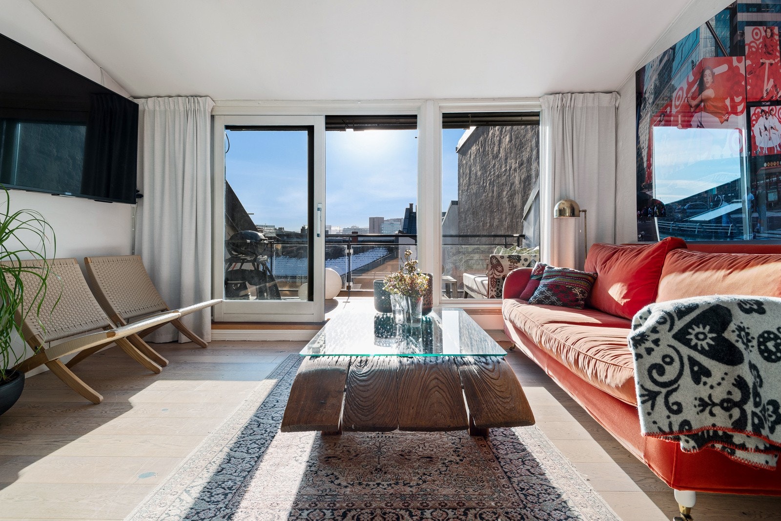 Delikat og lys 3-roms loftsleilighet beliggende høyt & fritt til i byggets 5. etasje! Galleribilde