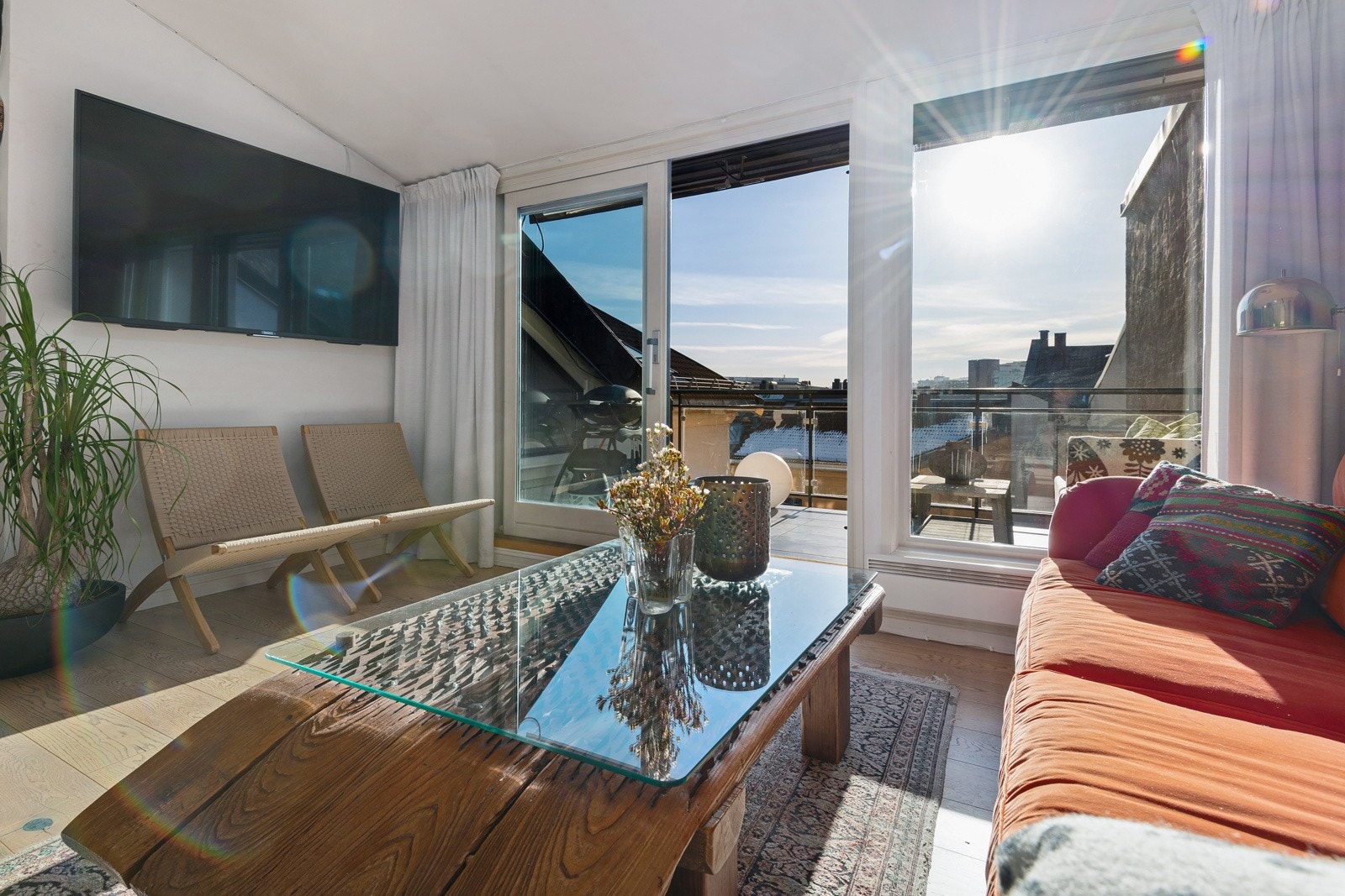 De store vindusflatene gir godt med naturlig lysinnslipp. Galleribilde