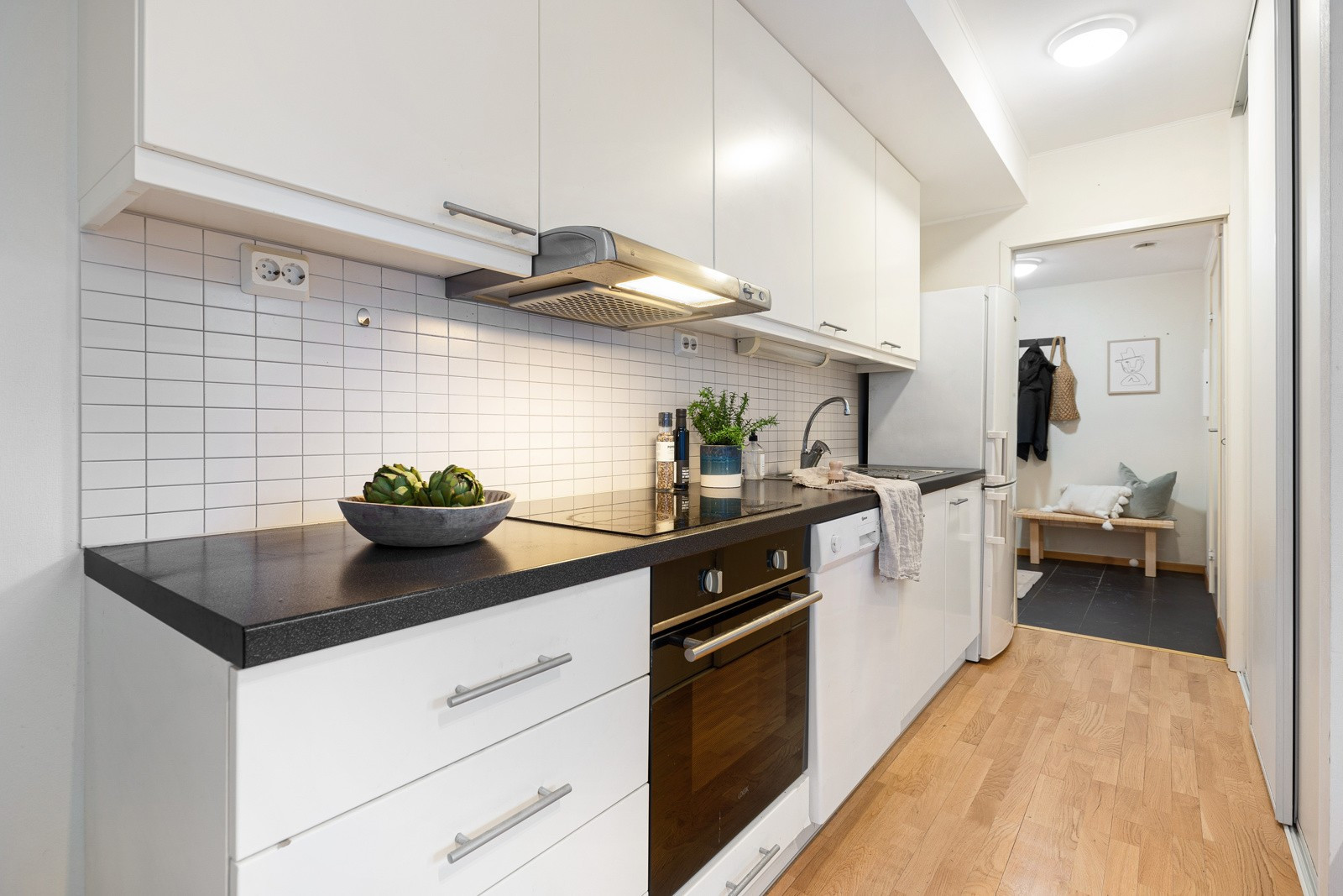 Kjøkkenet har godt med plass i skuffer og skap