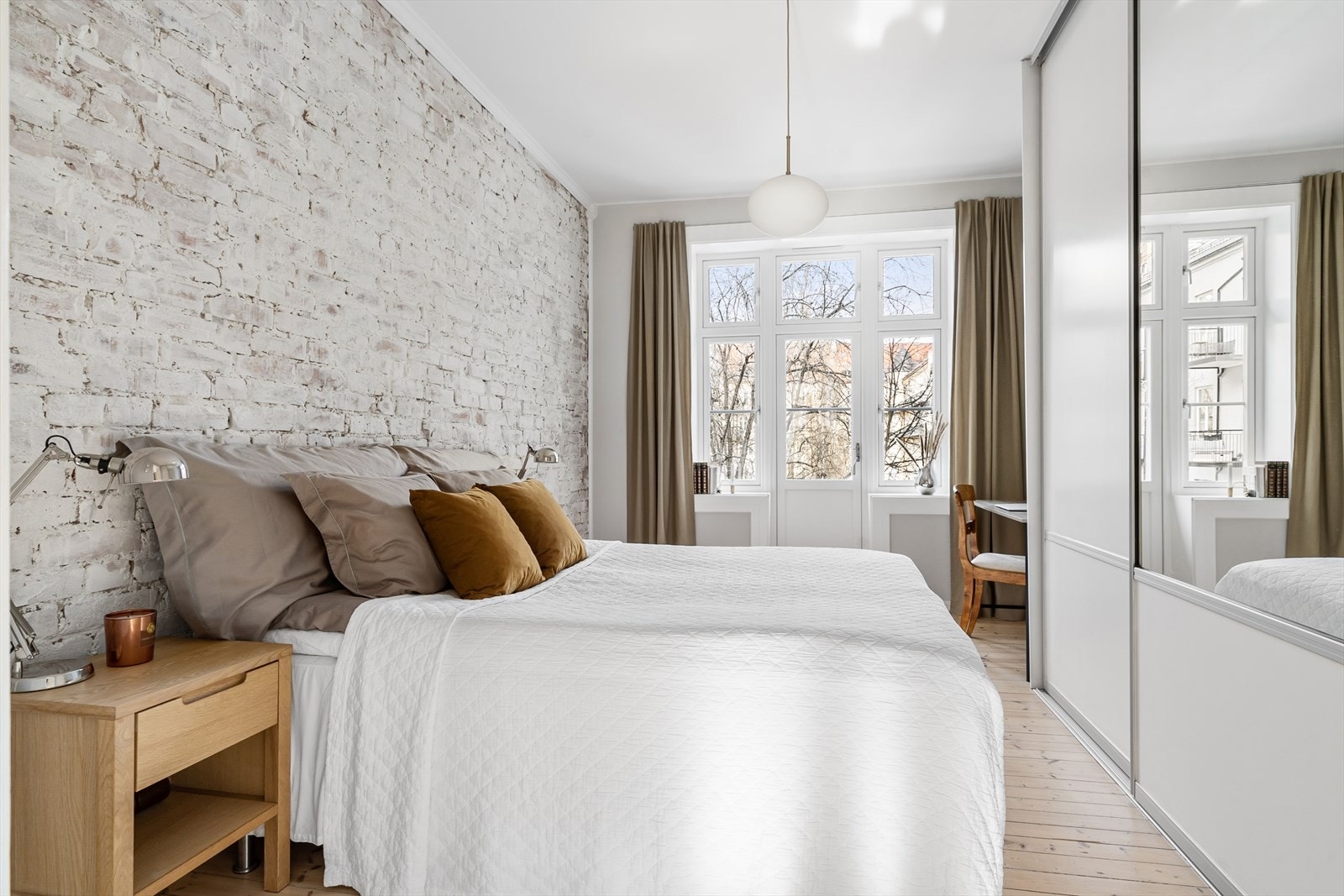 Stort og luftig soverom med god plass til dobbeltseng samt øvrige møblementer. Galleribilde