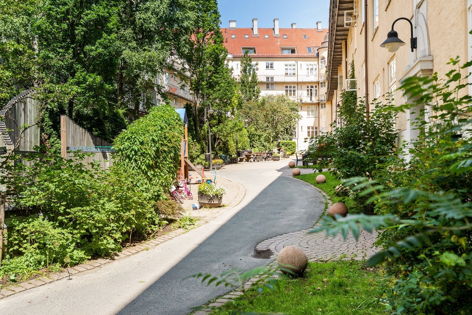 I bakgården er det også lekeapparat for de minste. Galleribilde