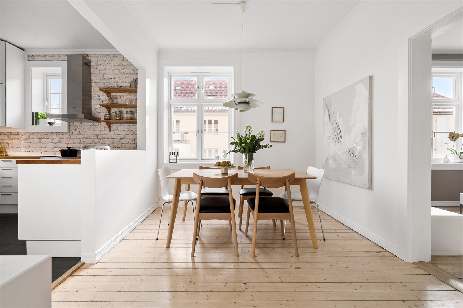 Spisestuen vil bli et naturlig samlingspunkt hvor du kan underholde gjestene samtidig som dagens måltid tilberedes. Galleribilde