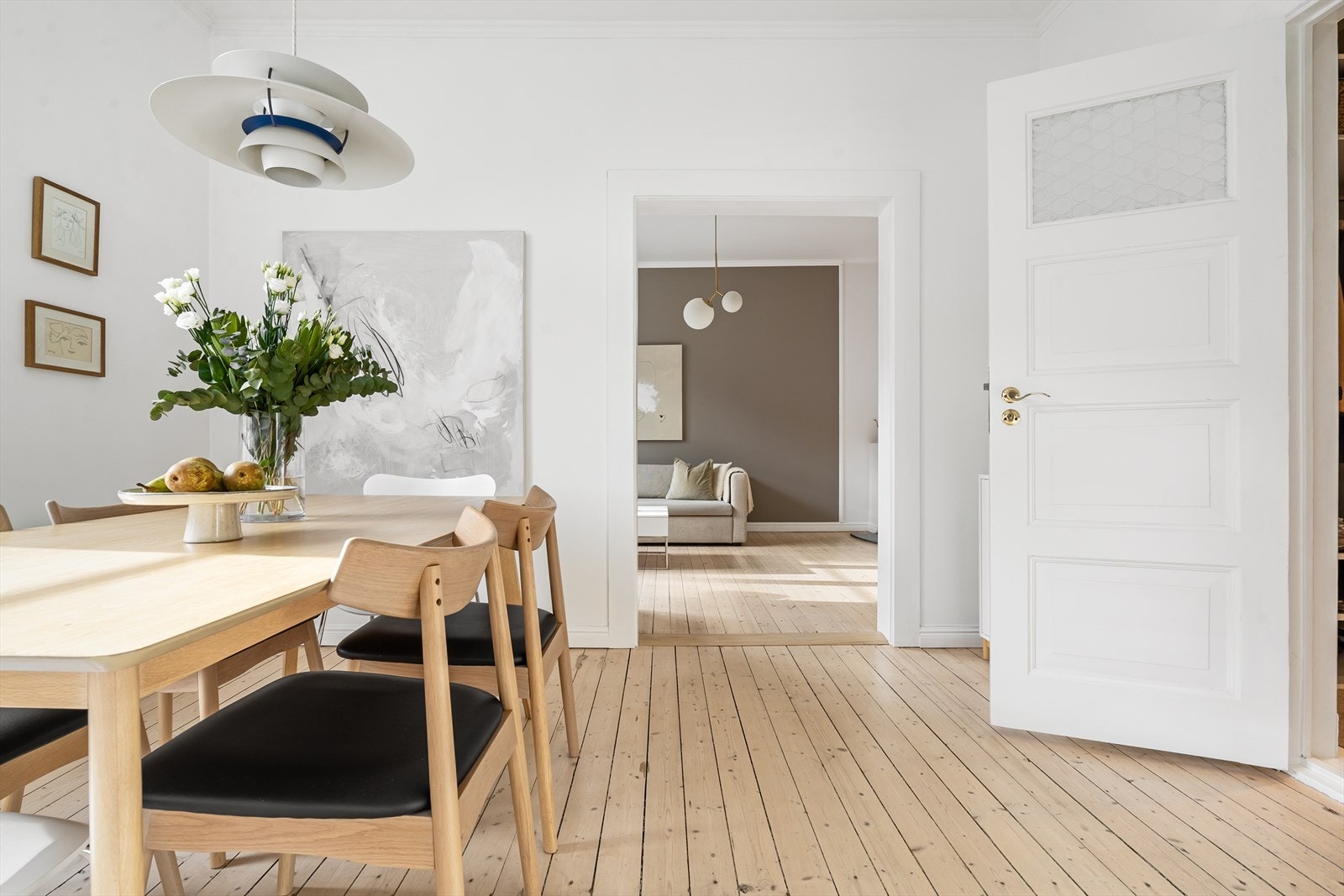 Romslig og koselig spisestue som ligger i tilknytning til både stuen og kjøkkenet. Galleribilde