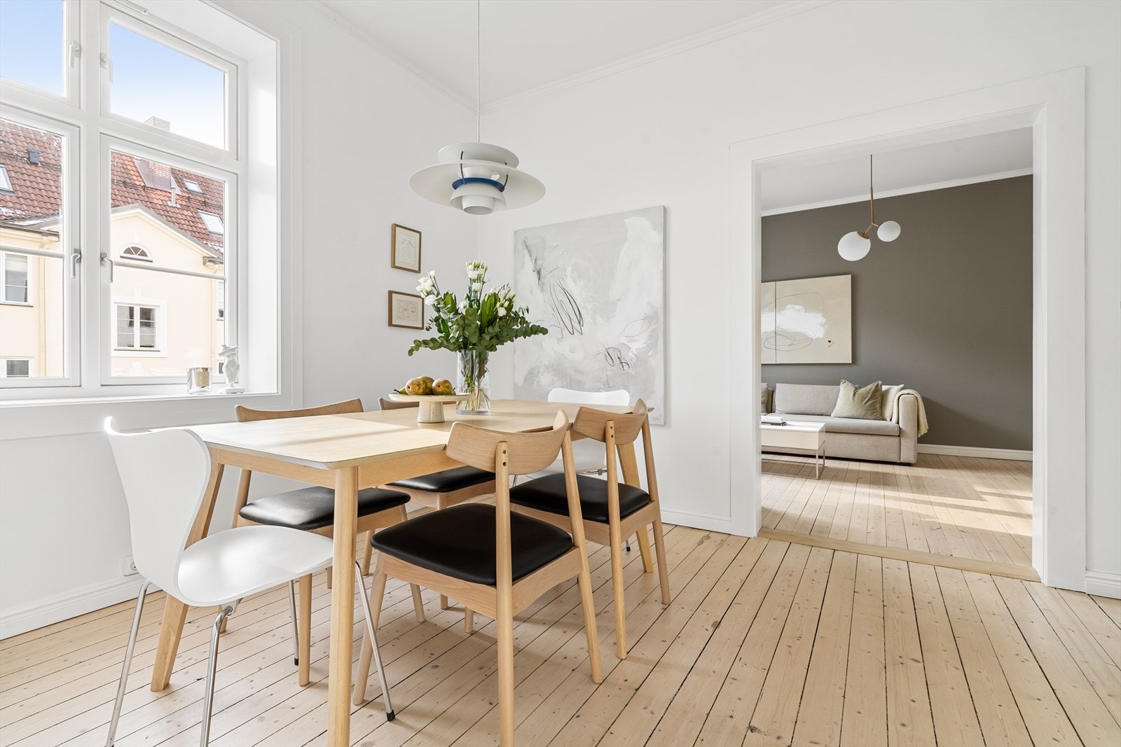 Leiligheten har en moderne og åpen planløsning, perfekt for hverdag og fest. Galleribilde