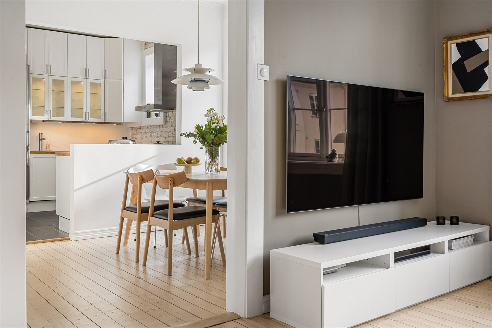 Det klassiske møter det moderne. Her er de fleste ledningene er gjemt bak listene. Galleribilde