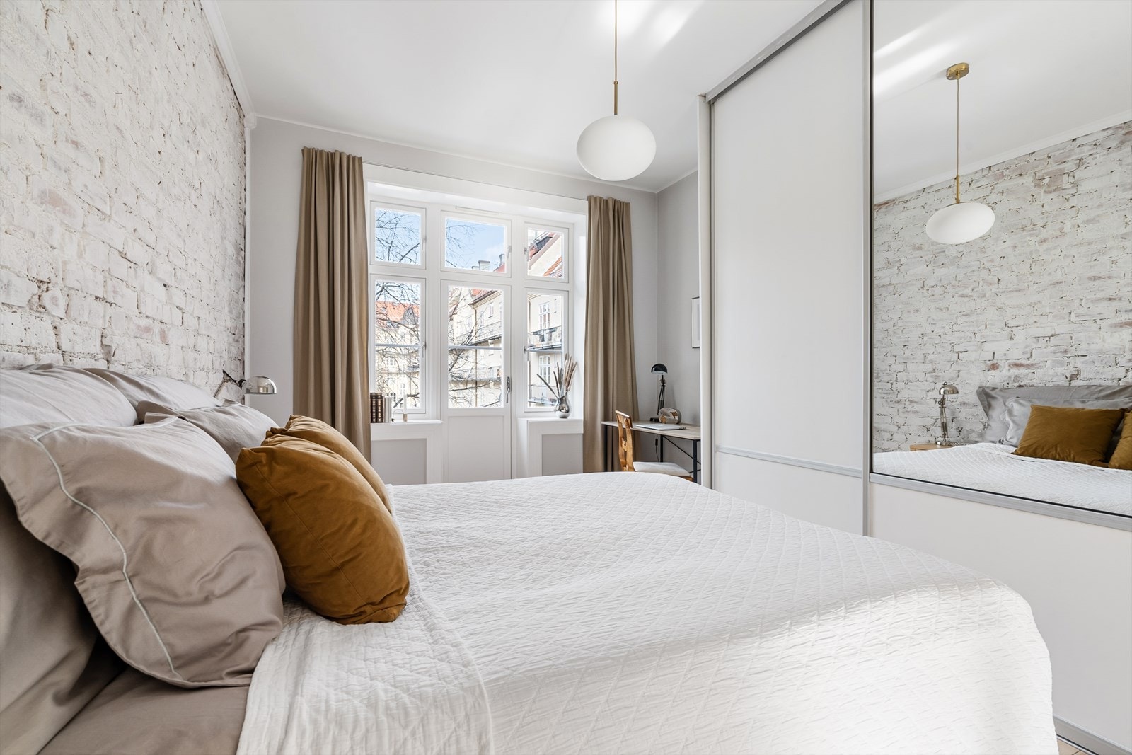 Flott teglsteinsmur gir soverommet et moderne og stilig uttrykk. Galleribilde