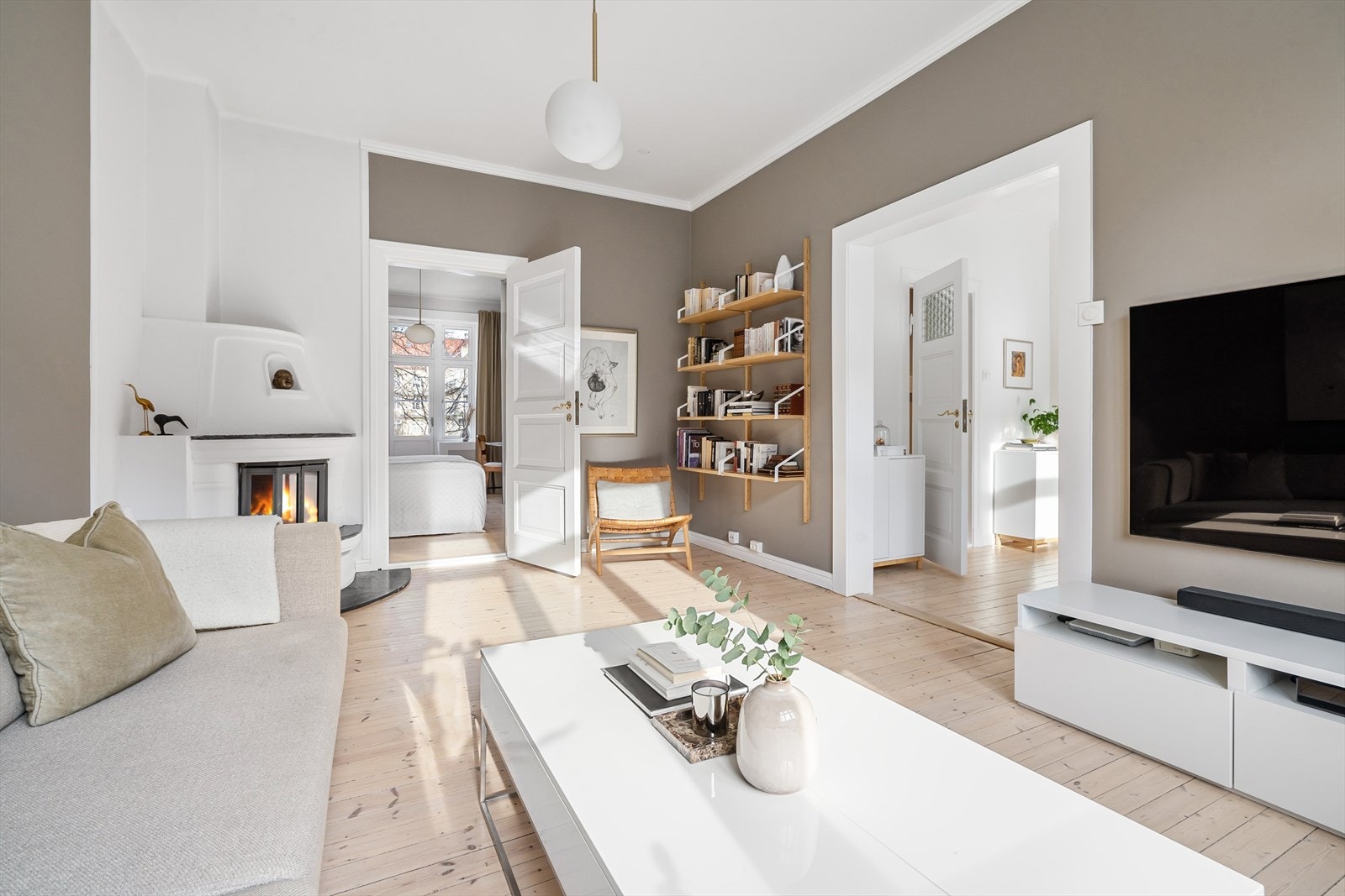 Leiligheten byr på flotte, klassiske detaljer som originale tregulv, takrosett og peisovn. Det er også originale lister (tak/gulv) (bortsett fra gangen) og vinduskarmer i leiligheten. Galleribilde