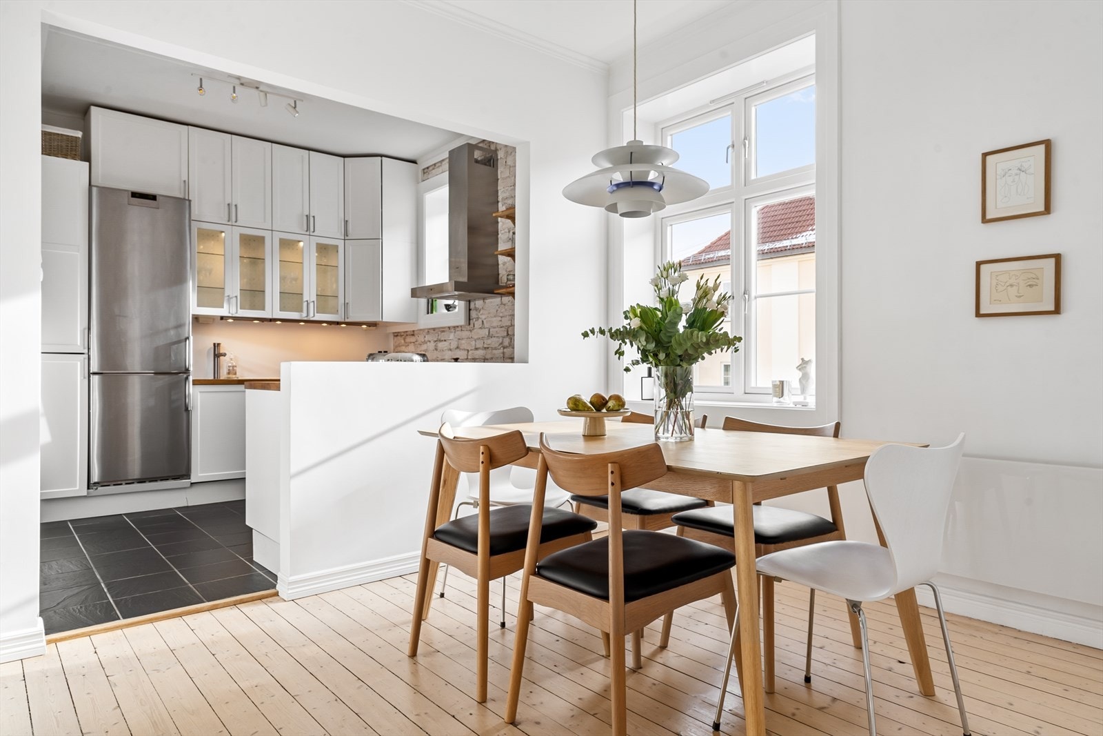 Pent kjøkken med gode arbeidsflater og godt med oppbevaringsplass. Galleribilde