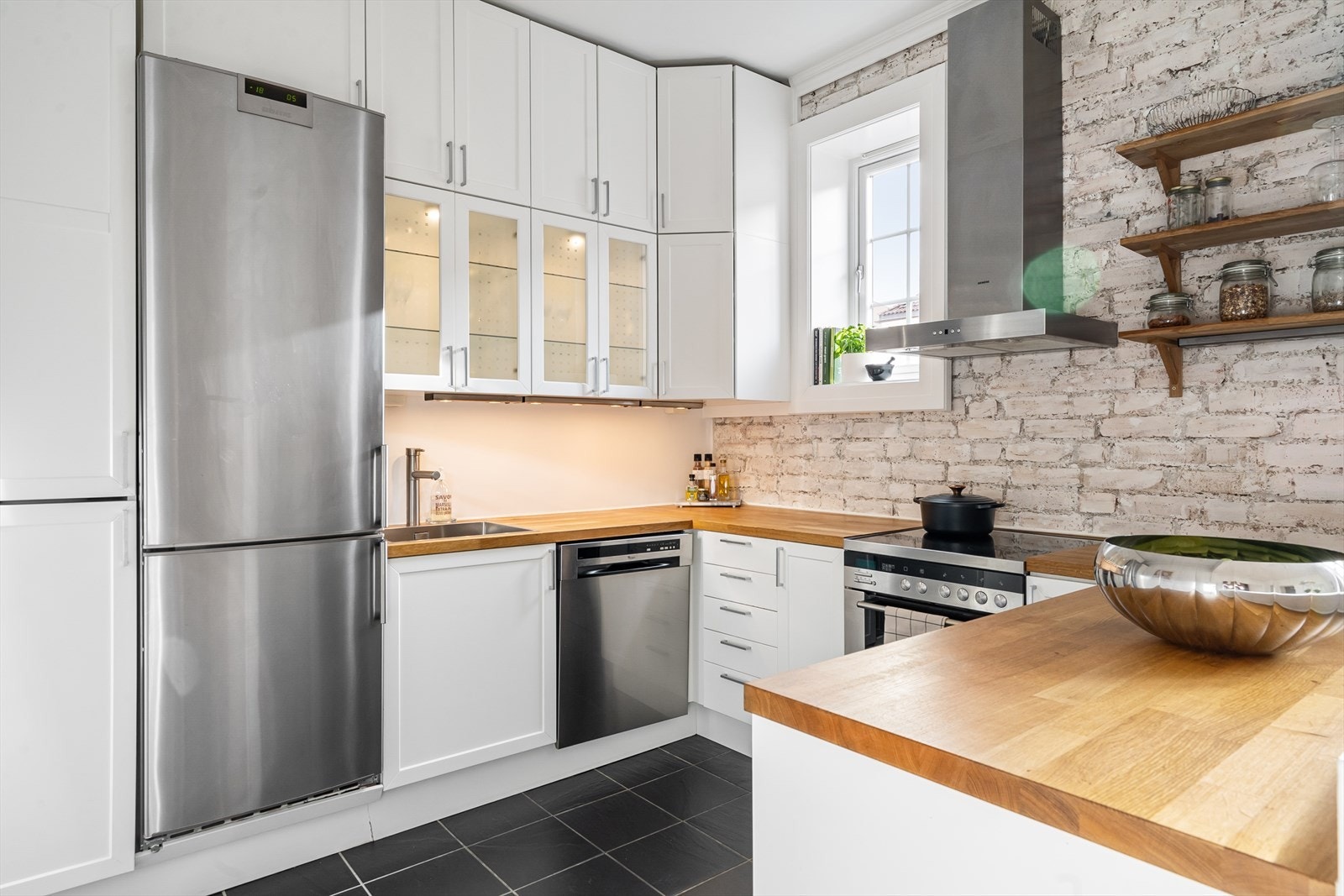 Eier pusset opp kjøkkenet i 2018 med bl.a. malt kjøkkeninnredningen, både inn- og utvendig. Skiftet benkeplate, vaskekum, blandebatteri, vaskemaskin og oppvaskmaskin. Galleribilde