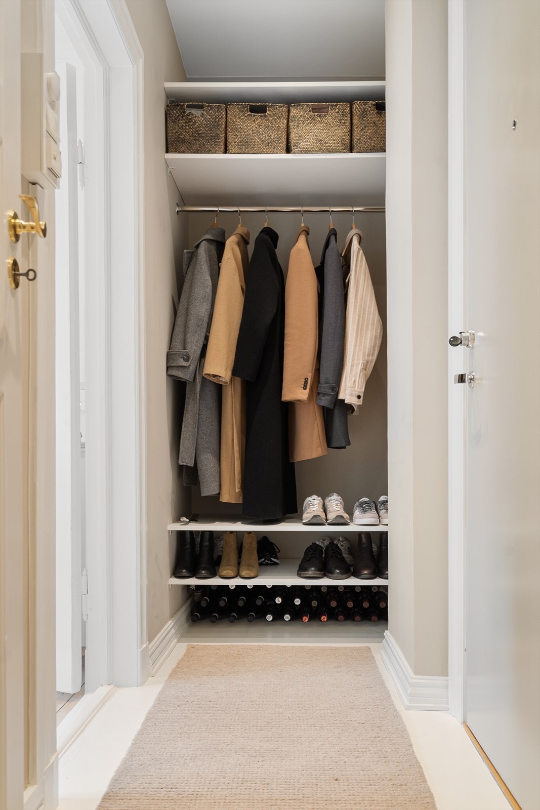 Hyggelig og lys entré med plass til oppbevaring av yttertøy og sko. Galleribilde