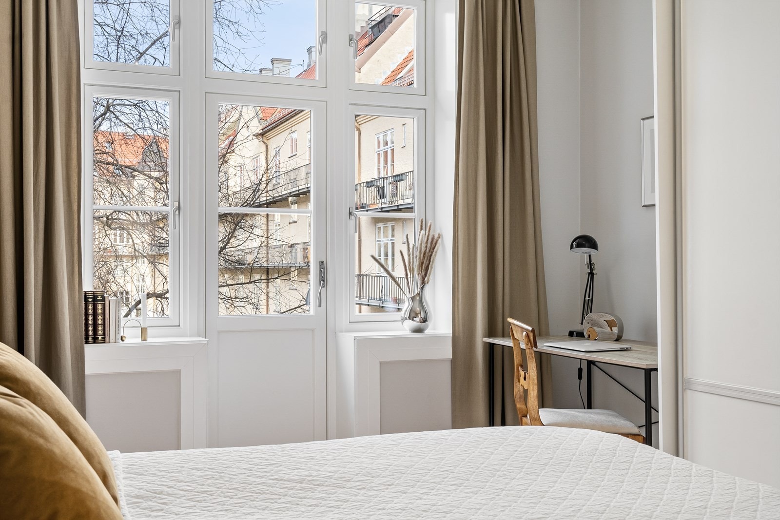 Fra soverommet er det utgang til koselig brannbalkong som vender inn mot rolig bakgård. Galleribilde