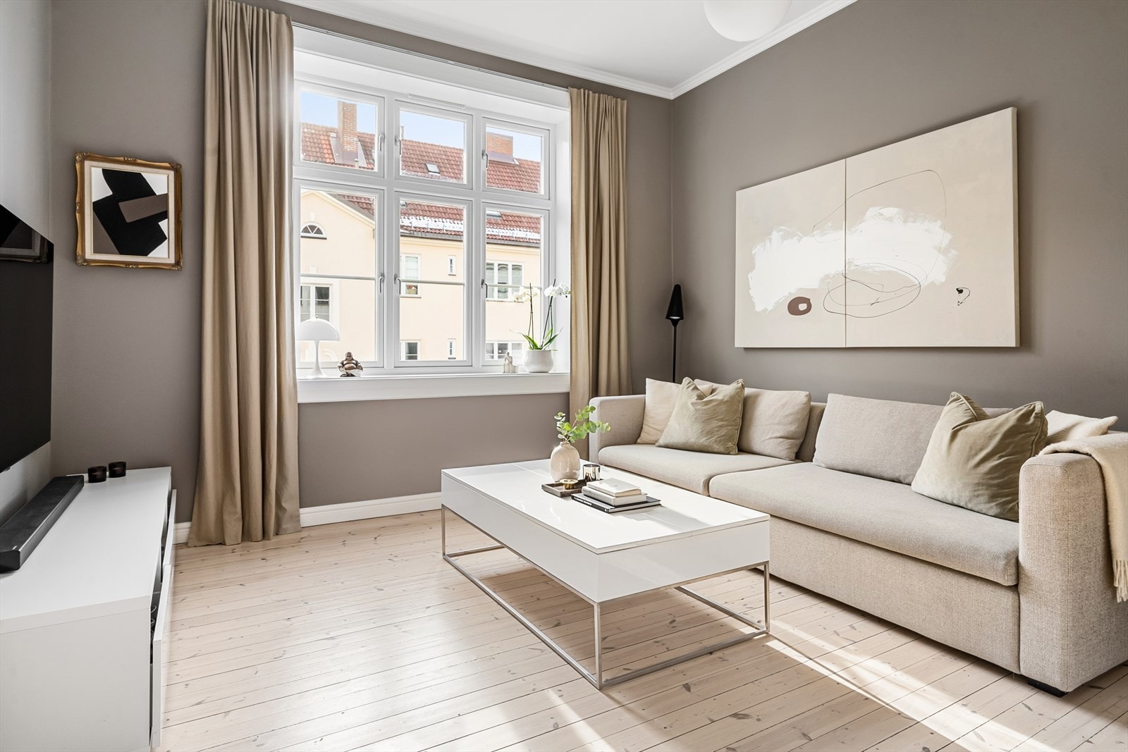 Lys og luftig stue med god plass til en sofaseksjon og tv møblement. Galleribilde