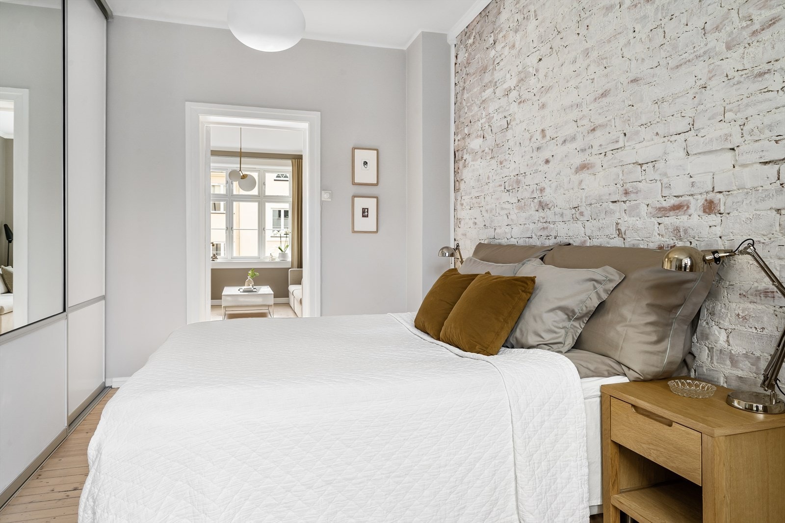 Soverommet er svalt på sommeren og får ikke kveldssol mtp. oppvarming. Galleribilde