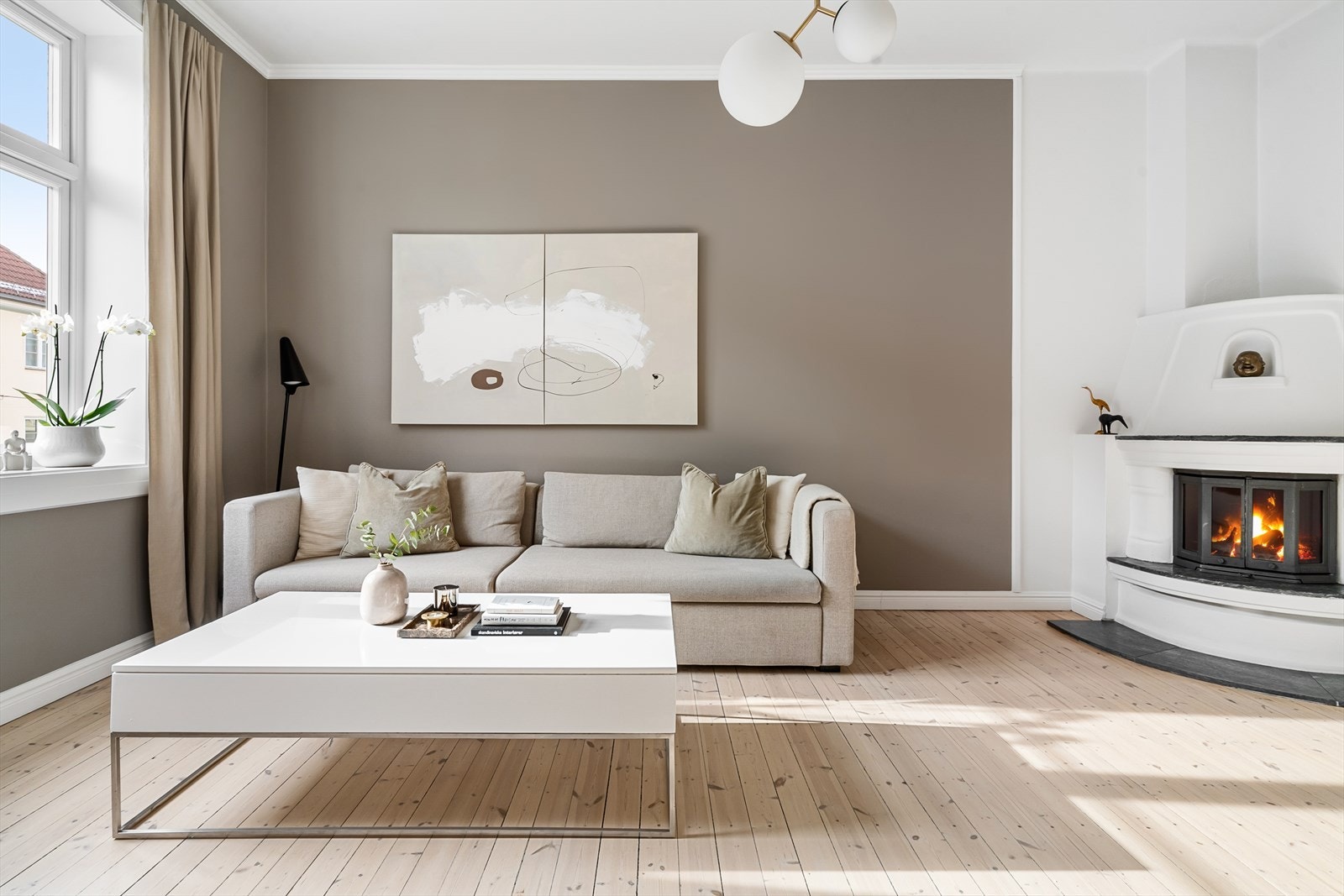 Dette er en klassisk og gjennomgående 3-roms beliggende i byggets 3. etasje i et svært ettertraktet og rolig nabolag på Torshov. Galleribilde