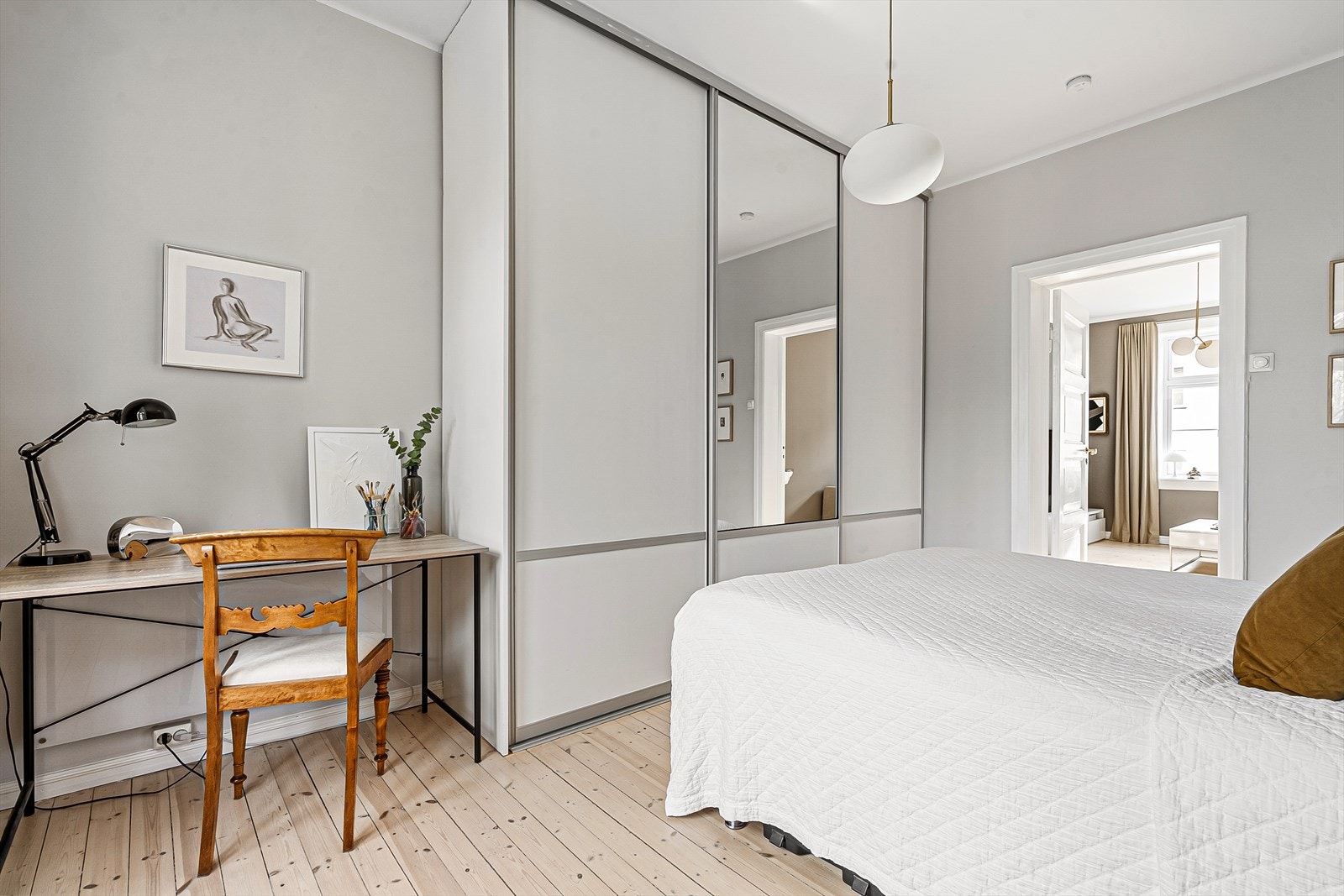 Det er også rikelig med oppbevaringsmuligheter i stor skyvedørsgarderobe. Galleribilde