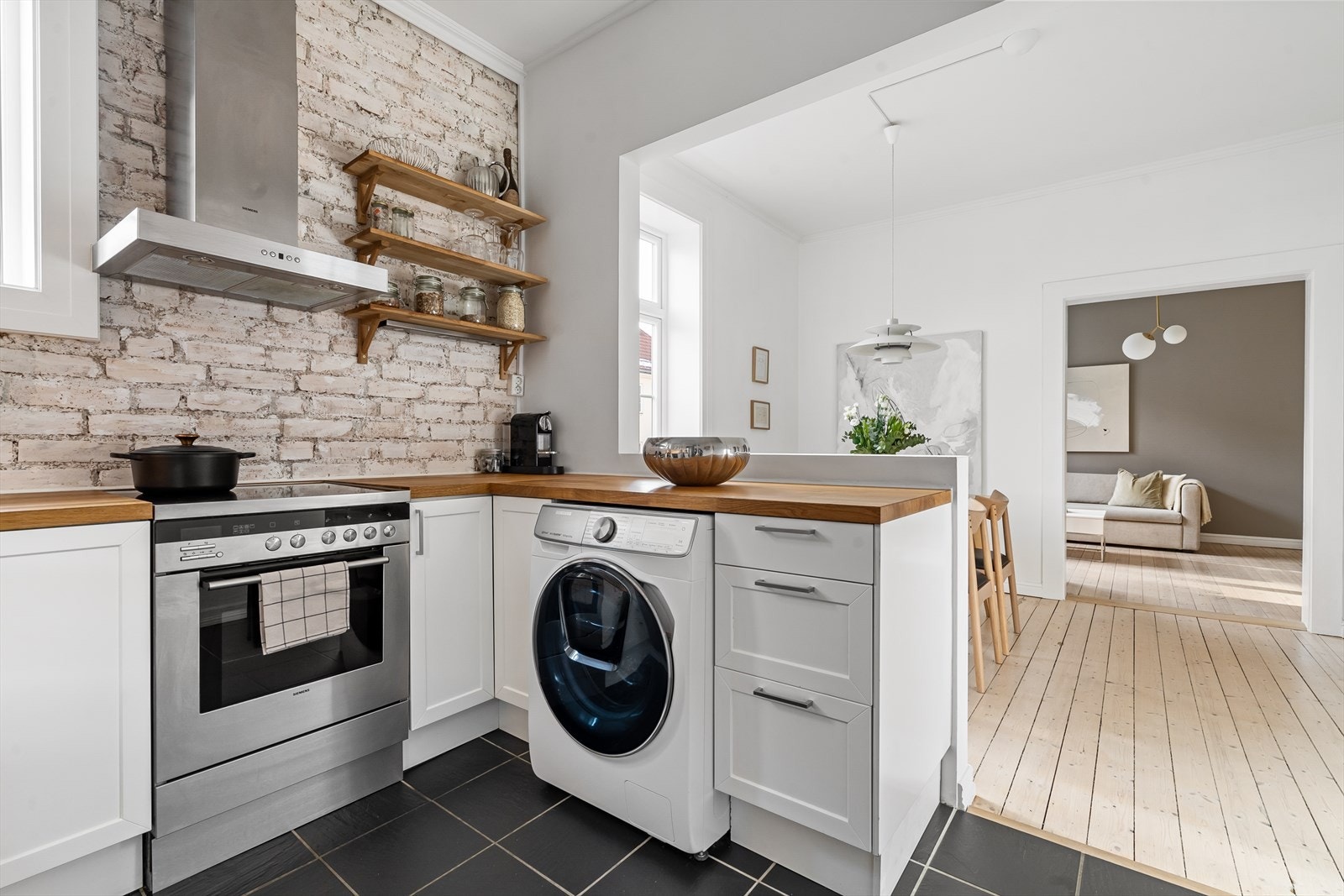 Videre er det opplegg for vaskemaskin og oppvaskmaskin. Vaskemaskin er både vask og tørk. Galleribilde