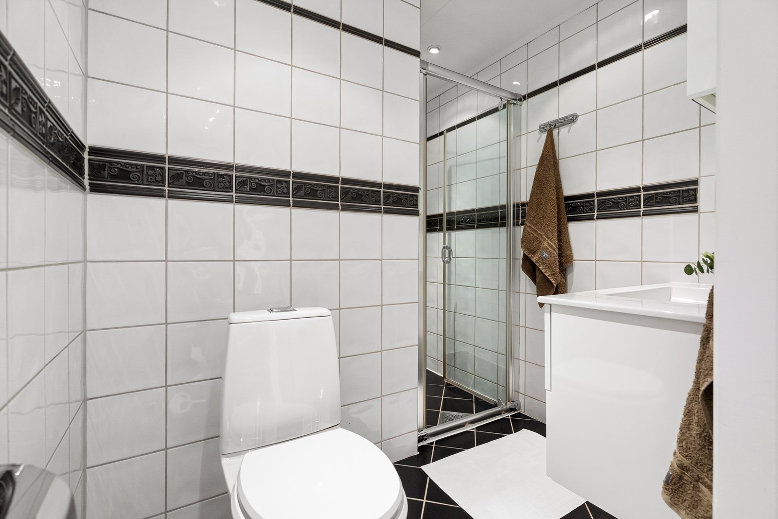 i 2018 ble det skiftet servant og servant skap, samt speilskap på bad. Galleribilde