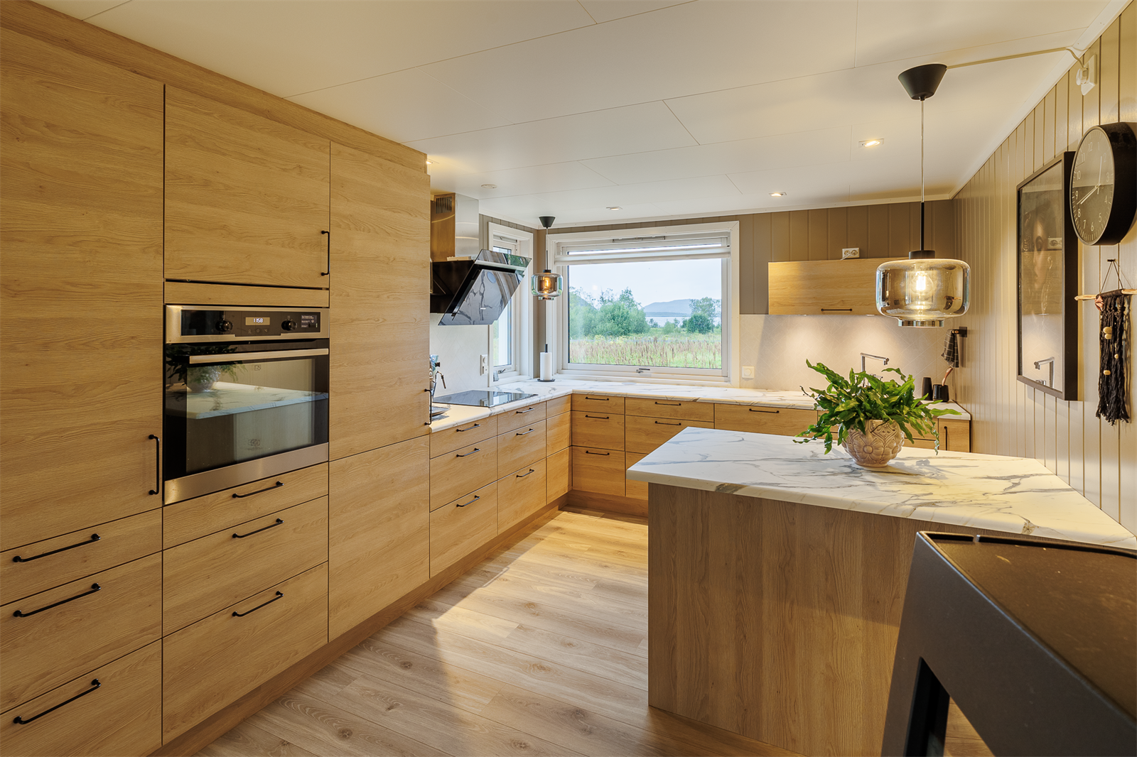 Alle hvitevarene på kjøkkenet er integrerte. Galleribilde